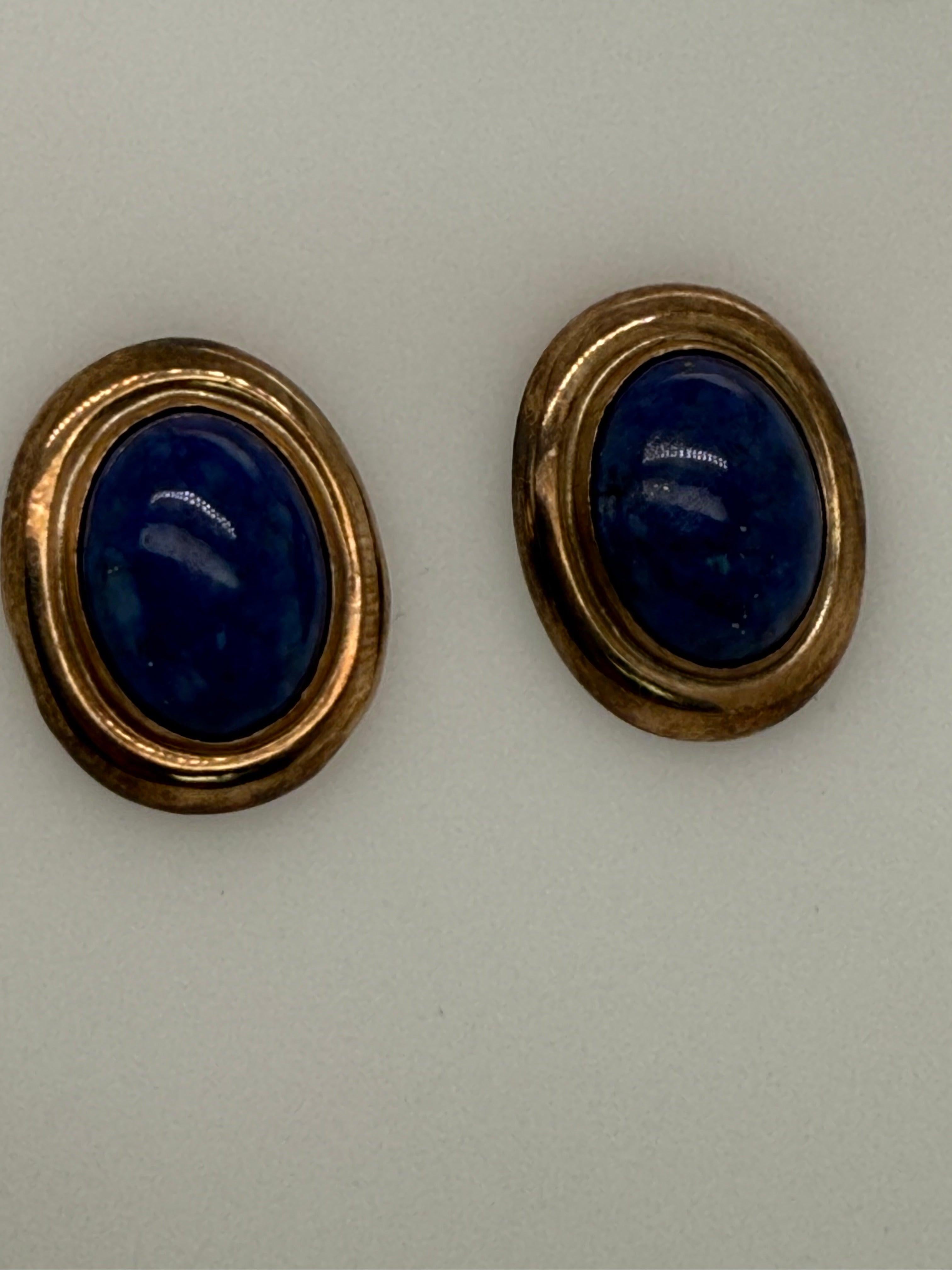 Women's Retro Yellow Gold Oval Blue Lapis Lazuli Cabochon Statement Earrings Circa 1970 For Sale