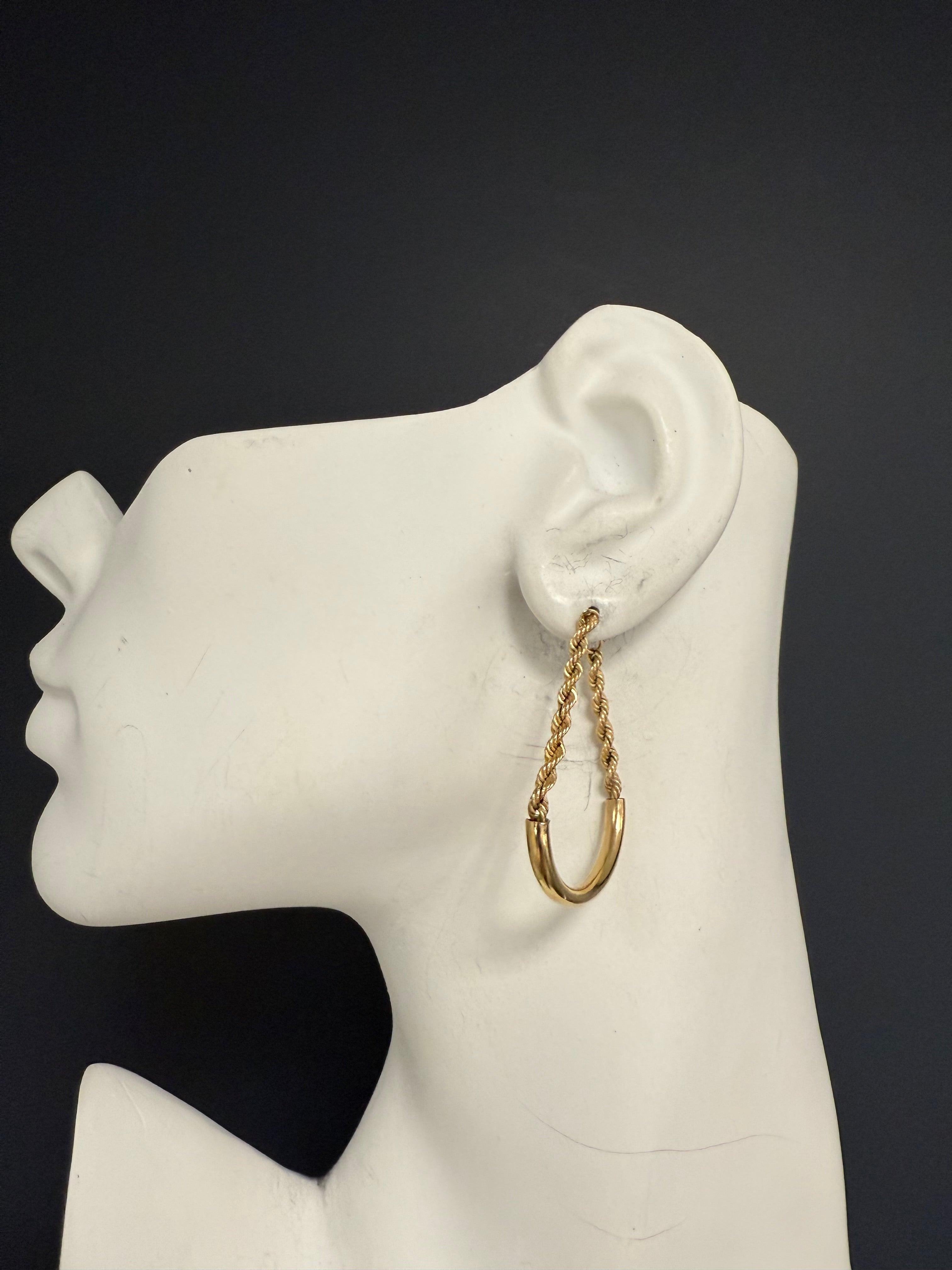 Retro-Ohrringe aus Gelbgold mit einem offenen Halbmond-Reifen und einer strukturierten Seilkette. Die Ohrringe messen ungefähr 1,5 Zoll in der Länge, wenn sie getragen werden und etwas mehr als 1,25 Zoll in der Breite. Gesamtgewicht: 5,8