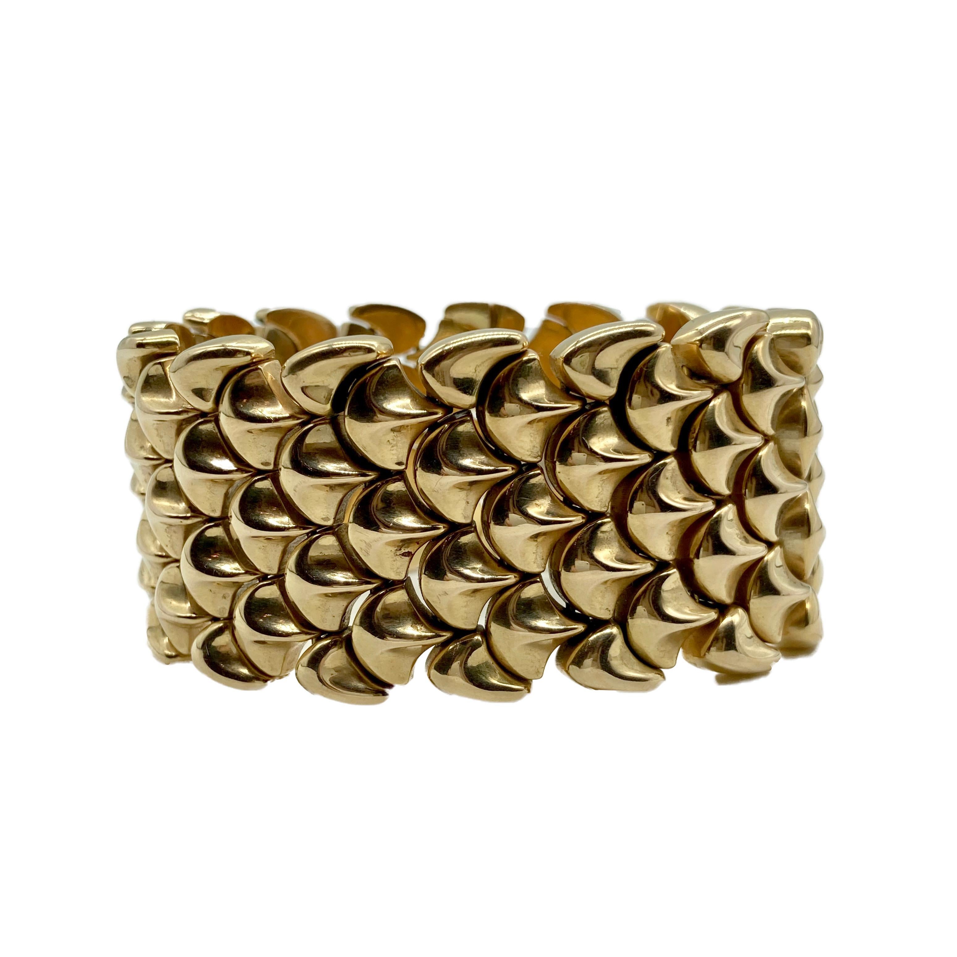 A retro yellow gold bracelet of scallop design dating from the 1940s. Made in Italy.