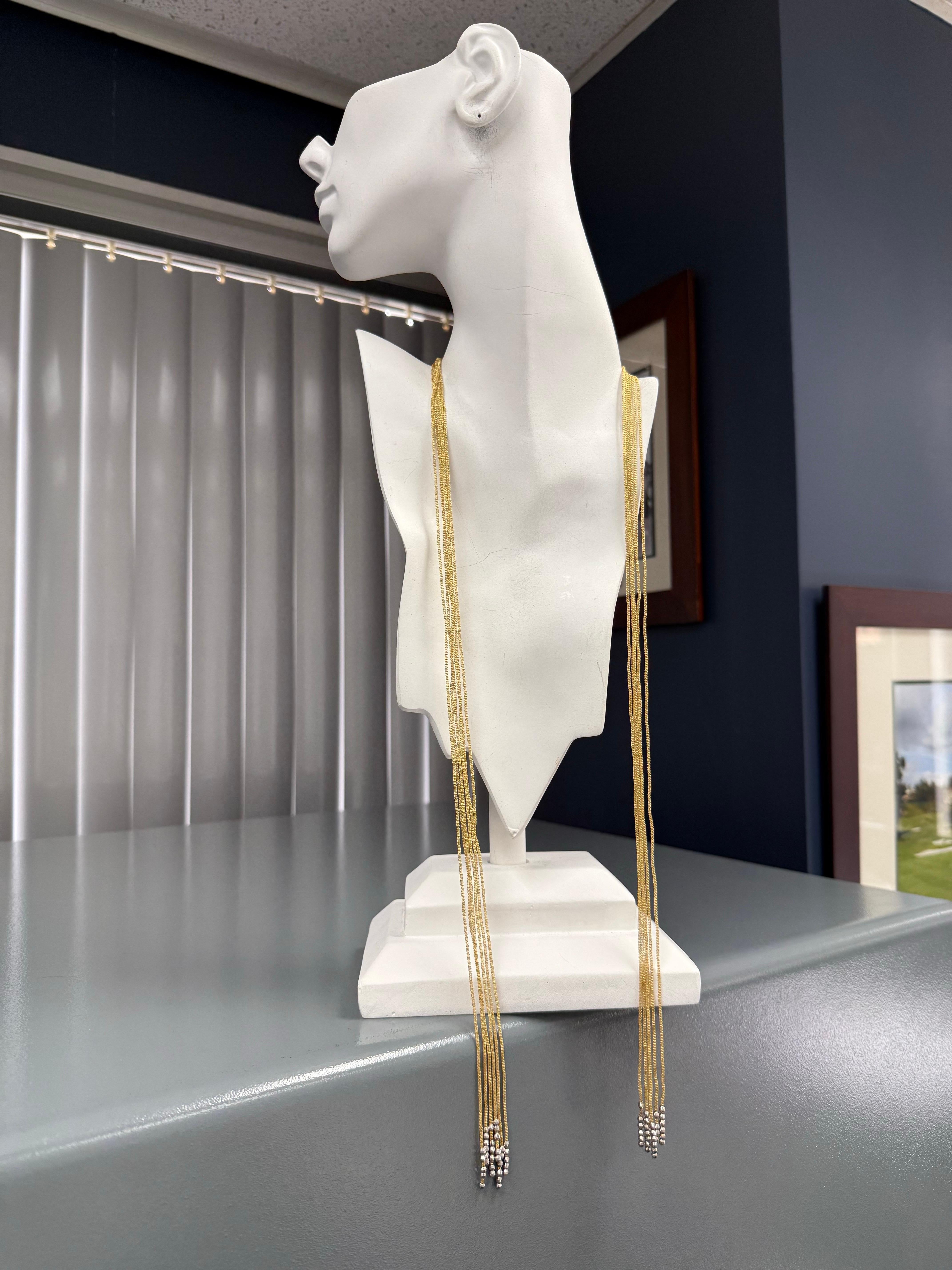 Collana retrò a sei fili con catena allungata in oro giallo 18K
Questa elegante collana retrò in oro giallo 18 carati presenta sei fili finemente intrecciati che formano una catena allungata di 36 pollici, con un peso di circa 22,8 grammi. Ogni
