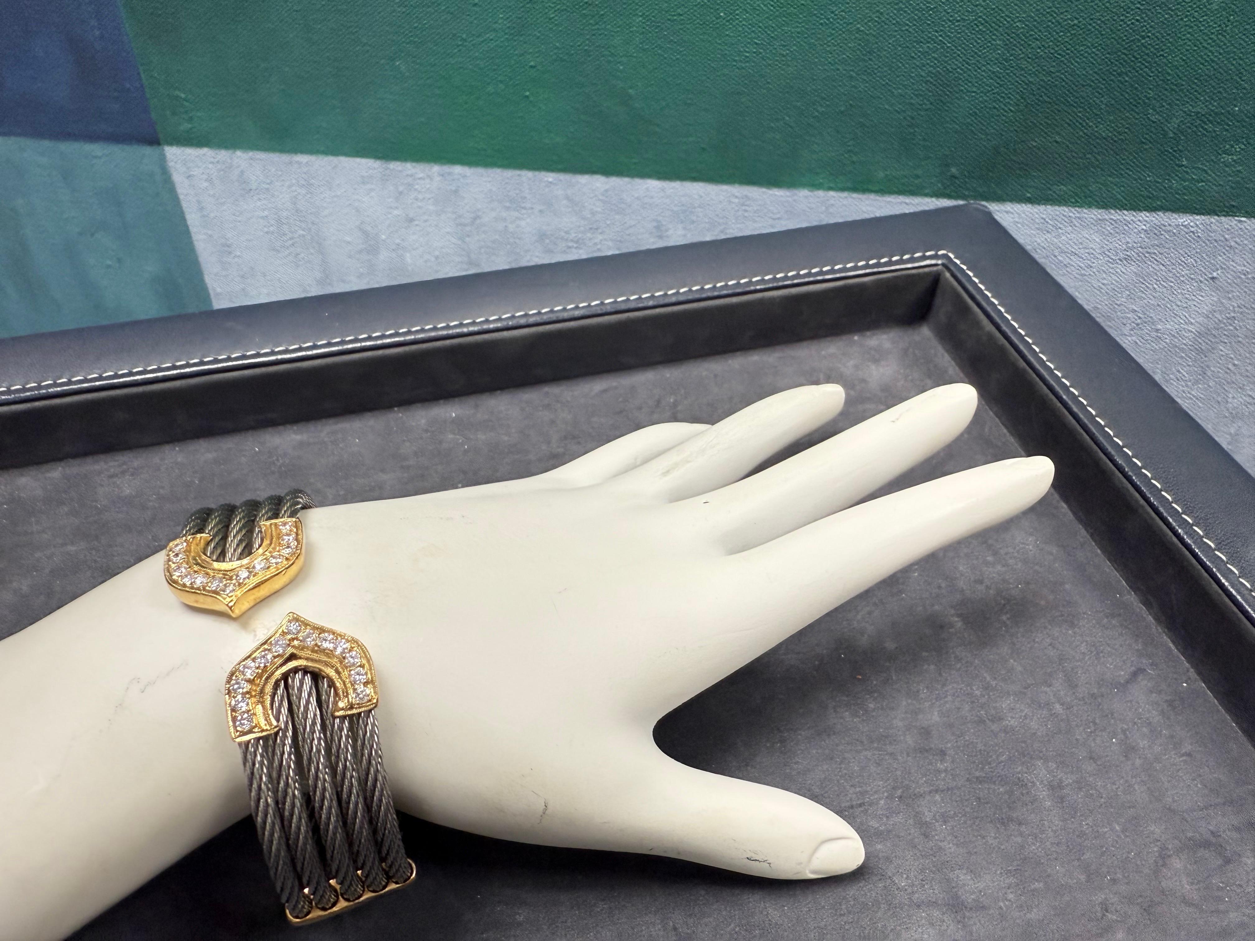 Brazalete flexible retro de cable de acero y oro amarillo de 18 quilates, estampado Italia 750. La pieza está engastada con 26 diamantes redondos naturales de talla brillante, incoloros y de claridad VS-SI aproximadamente, con un peso total de