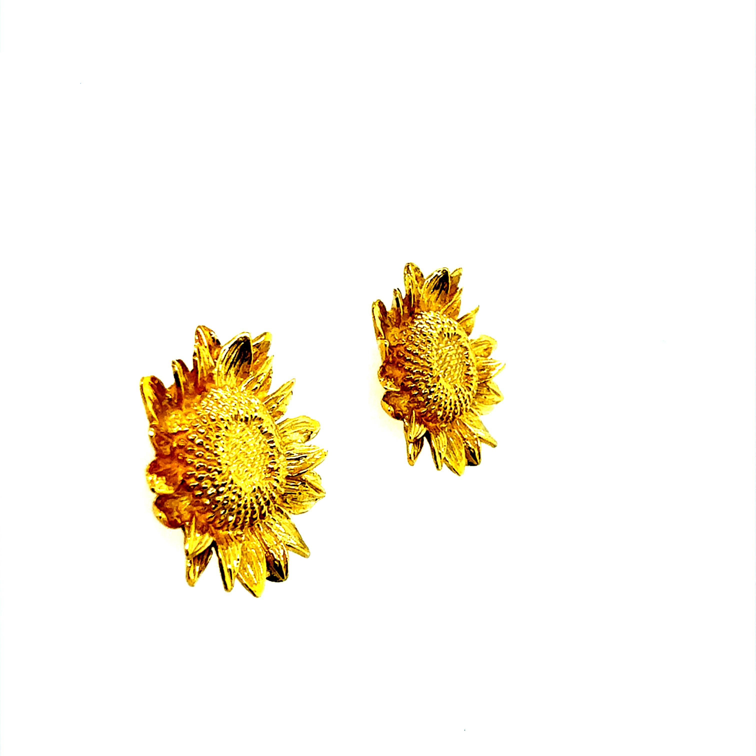 Orecchini a perno con girasole retrò in oro giallo 18 carati, finemente lavorati con dettagli di petali strutturati e un fascino luminoso e senza tempo. Ogni orecchino misura circa 17,5 mm di diametro e la coppia pesa 5,9 g in totale. Un design