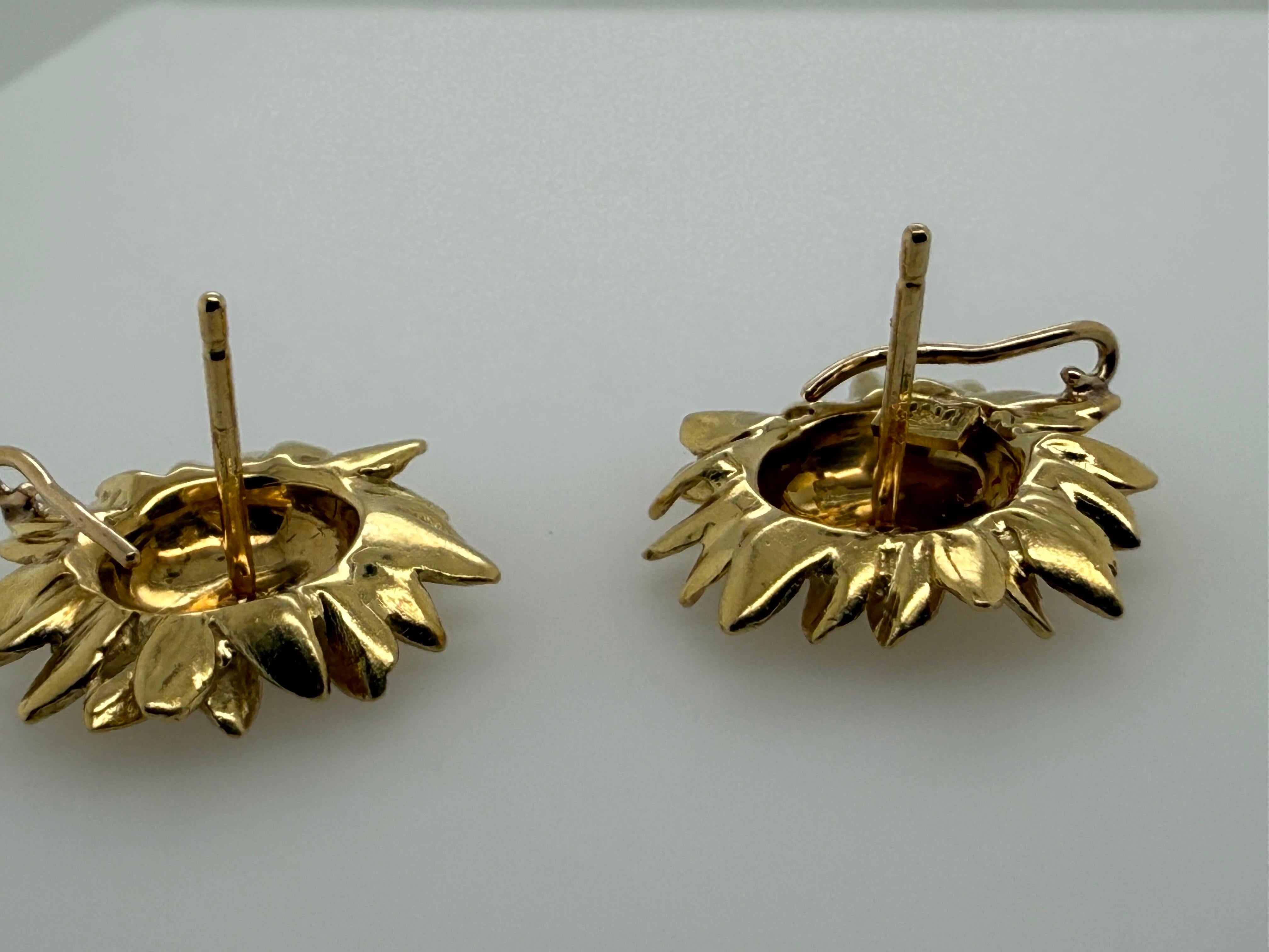 Orecchini a perno con girasole in oro giallo retrò Circa 1980 In condizioni buone in vendita a Los Angeles, CA