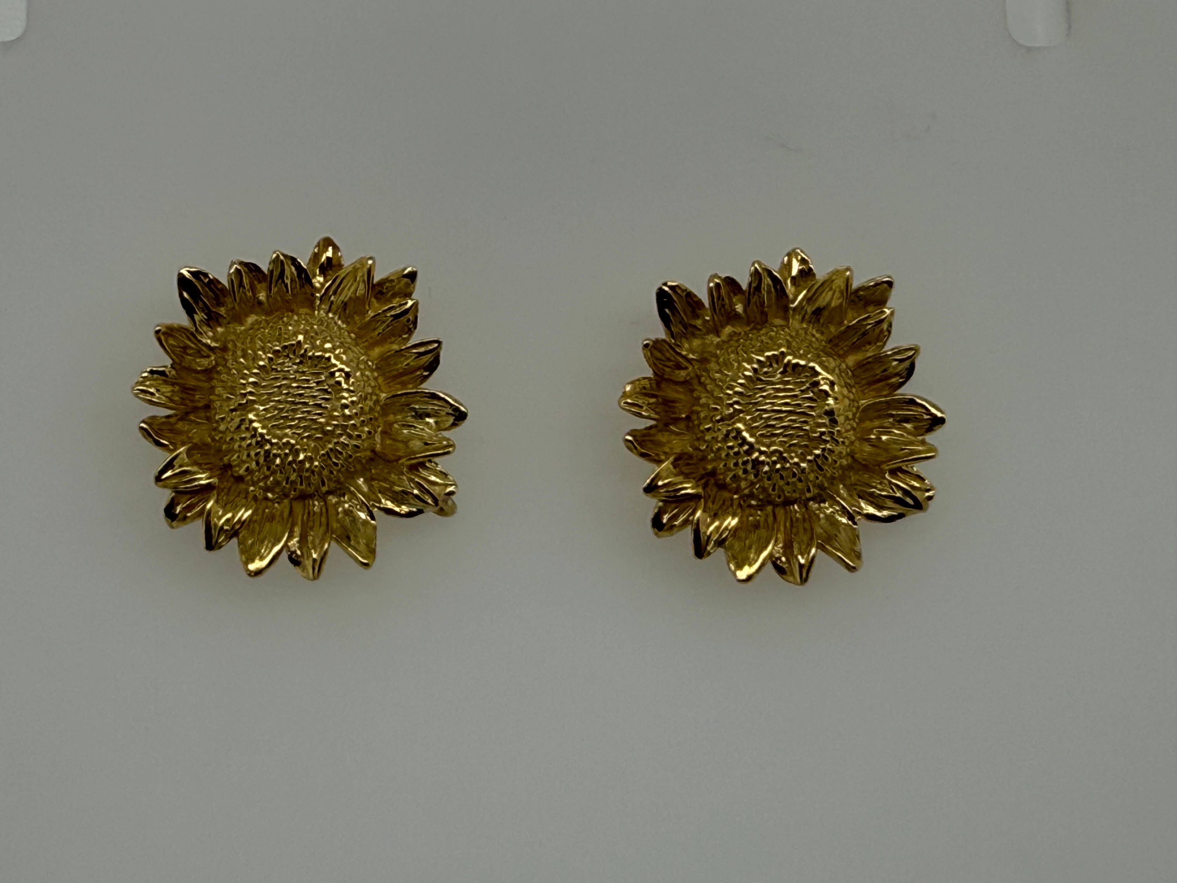 Orecchini a perno con girasole in oro giallo retrò Circa 1980 in vendita 1