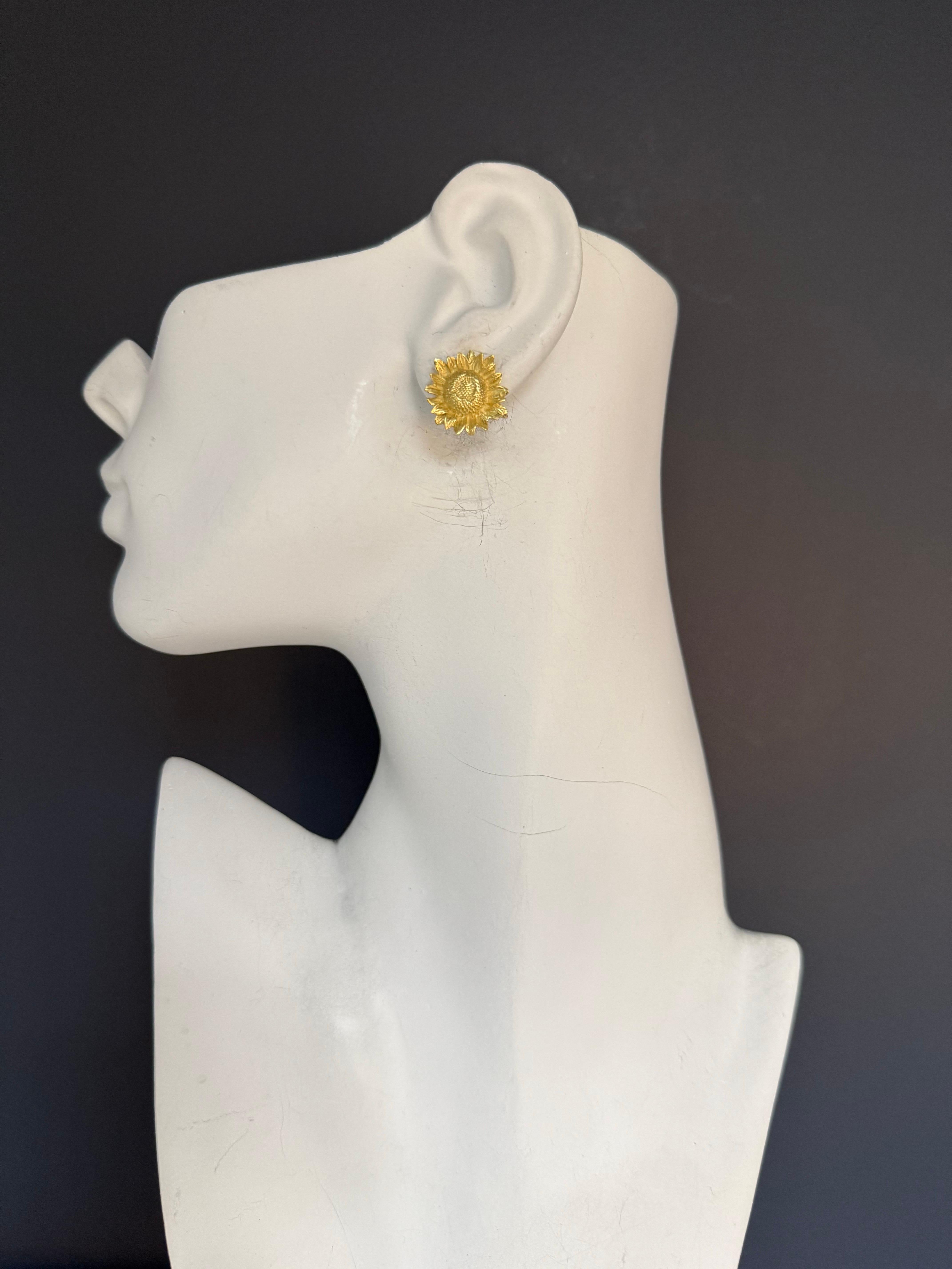 Orecchini a perno con girasole in oro giallo retrò Circa 1980 in vendita 2