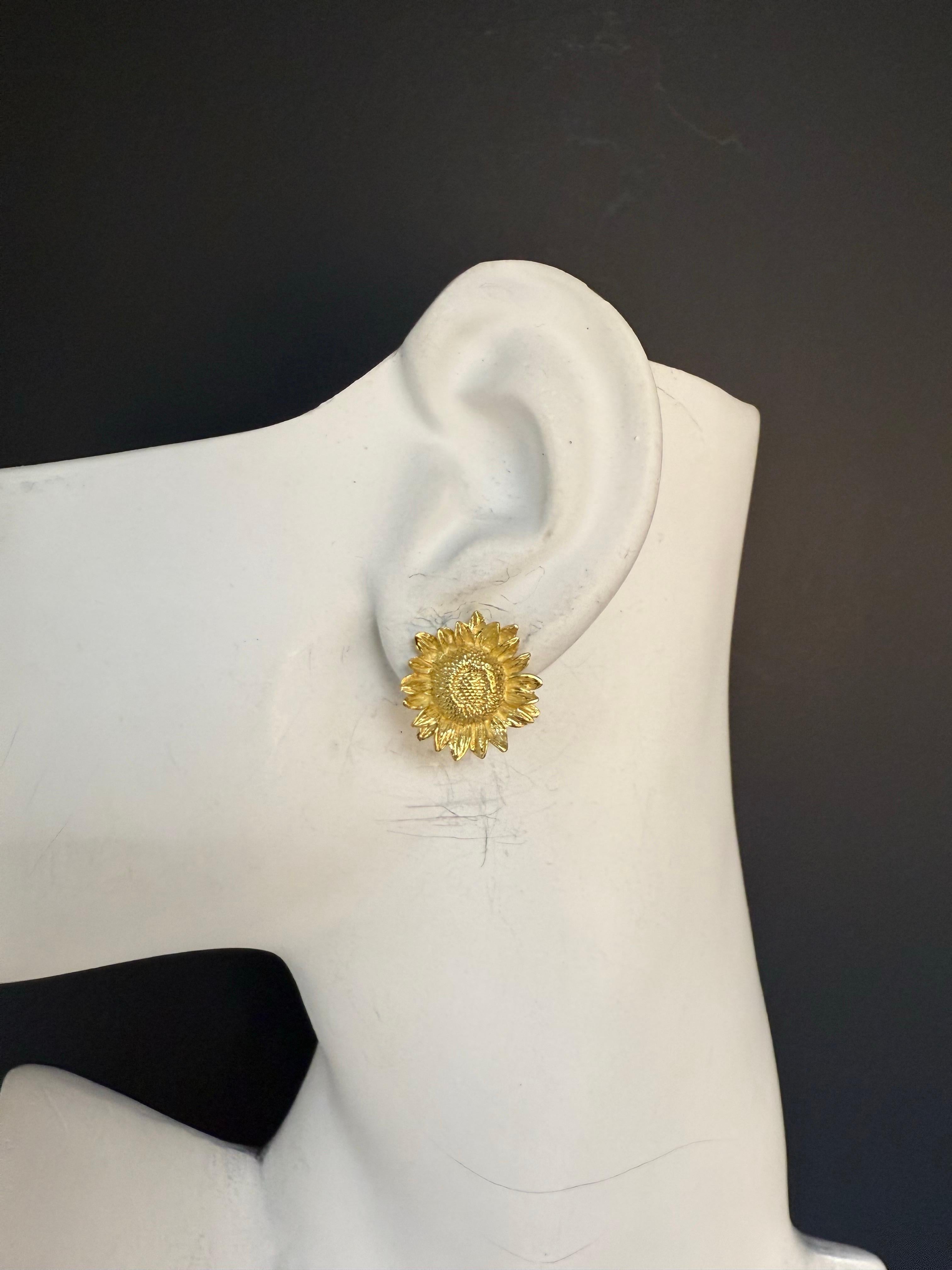 Orecchini a perno con girasole in oro giallo retrò Circa 1980 in vendita 3