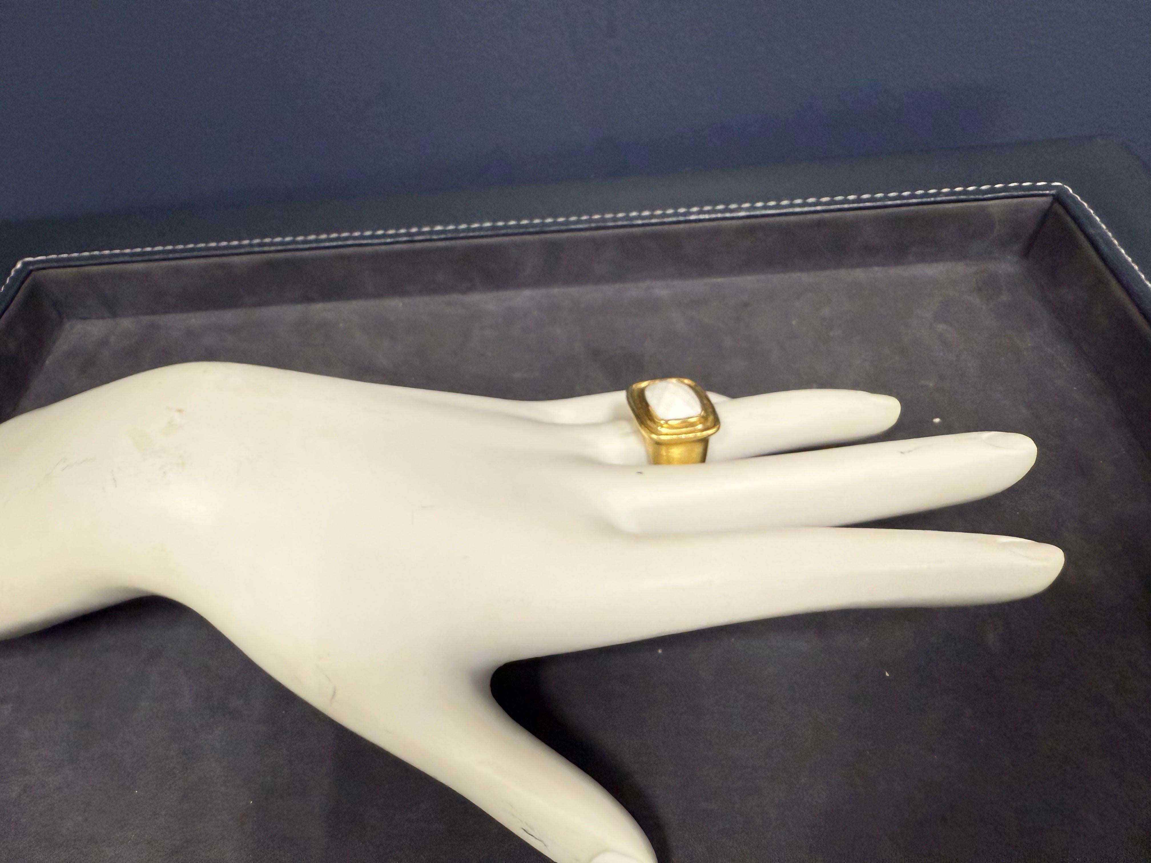 Retro-Ring aus Gelbgold mit einer seltenen weißen Koralle im Rosenschliff als Herzstück. Die Koralle misst 12 × 9,5 × 6,6 mm und ist in eine kühne, handgefertigte Fassung gefasst, die ihre raffinierte Schönheit unterstreicht. Der obere Teil des