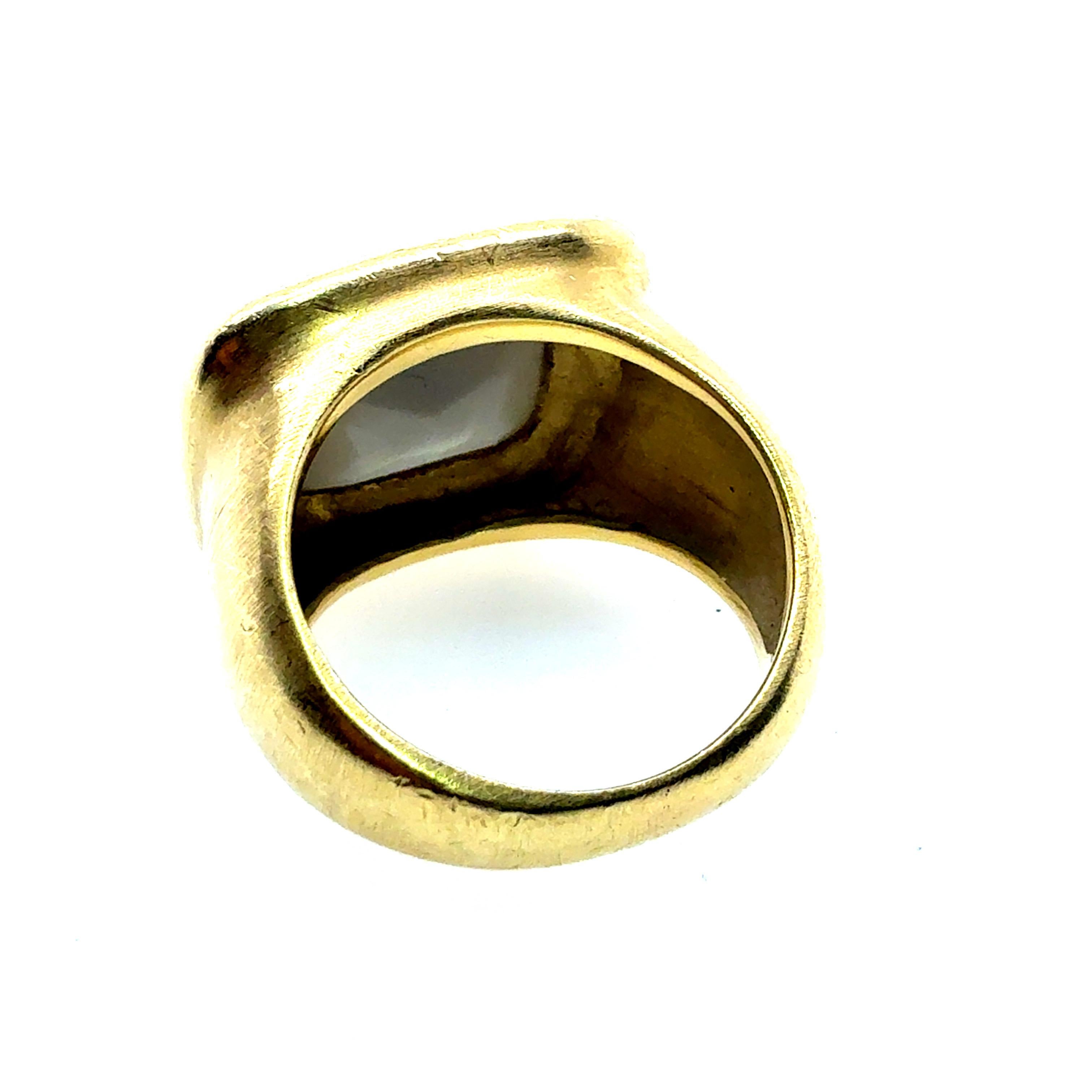 Retro Gelbgold Weiß Rose Cut Coral Bold Statement Ring Circa 1980 im Angebot 1
