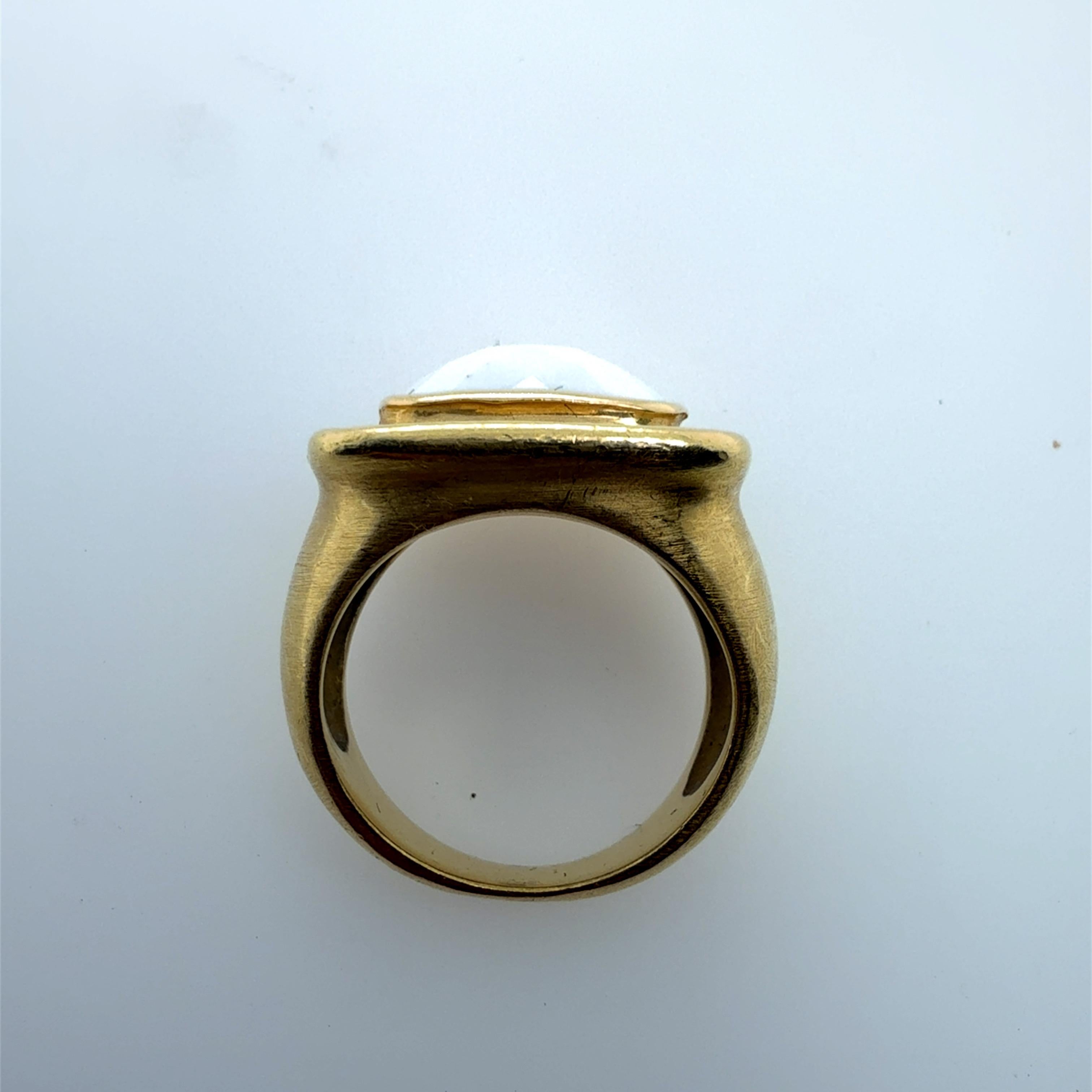Retro Gelbgold Weiß Rose Cut Coral Bold Statement Ring Circa 1980 im Angebot 2