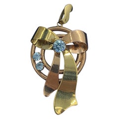 Collier pendentif rétro en or rose avec nœud en zircon et ruban, style mi-siècle moderne