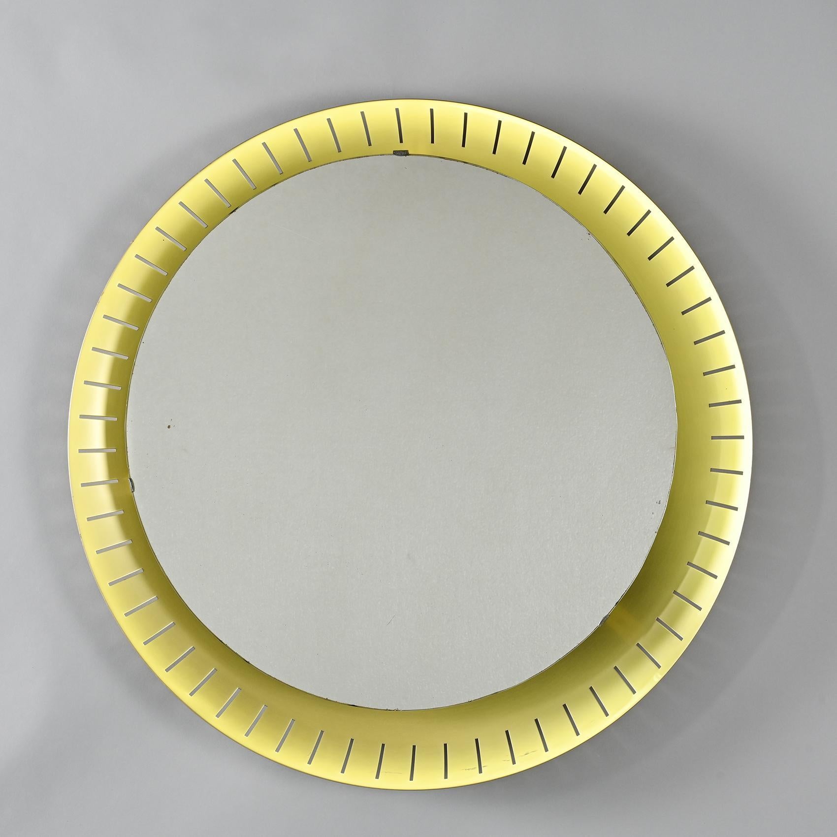 Lassen Sie sich von der zeitlosen Eleganz dieses runden, hinterleuchteten Spiegels von Stilnovo, einem 1946 von Bruno Gatta in Mailand gegründeten Beleuchtungsunternehmen, begeistern.

Seine Kontur aus eloxiertem, perforiertem Aluminium rahmt den