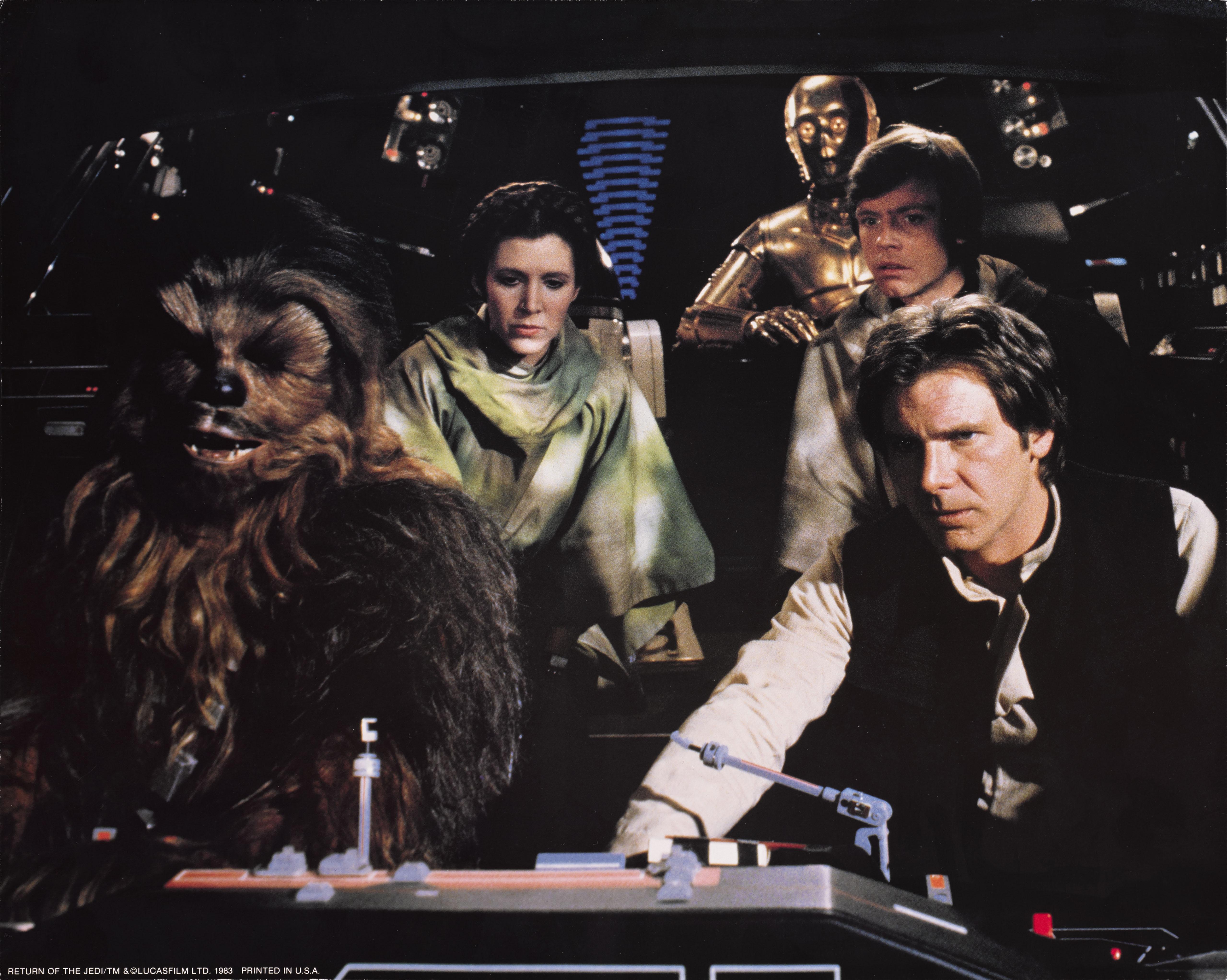 Fotogramma originale statunitense sovradimensionato del terzo film di Guerre Stellari del 1983, Il ritorno dello Jedi. Con Mark Hamill, Harrison Ford e Carrie Fisher. Il film è stato diretto da Richard Marquand.
Il pezzo è dispiegato e verrebbe