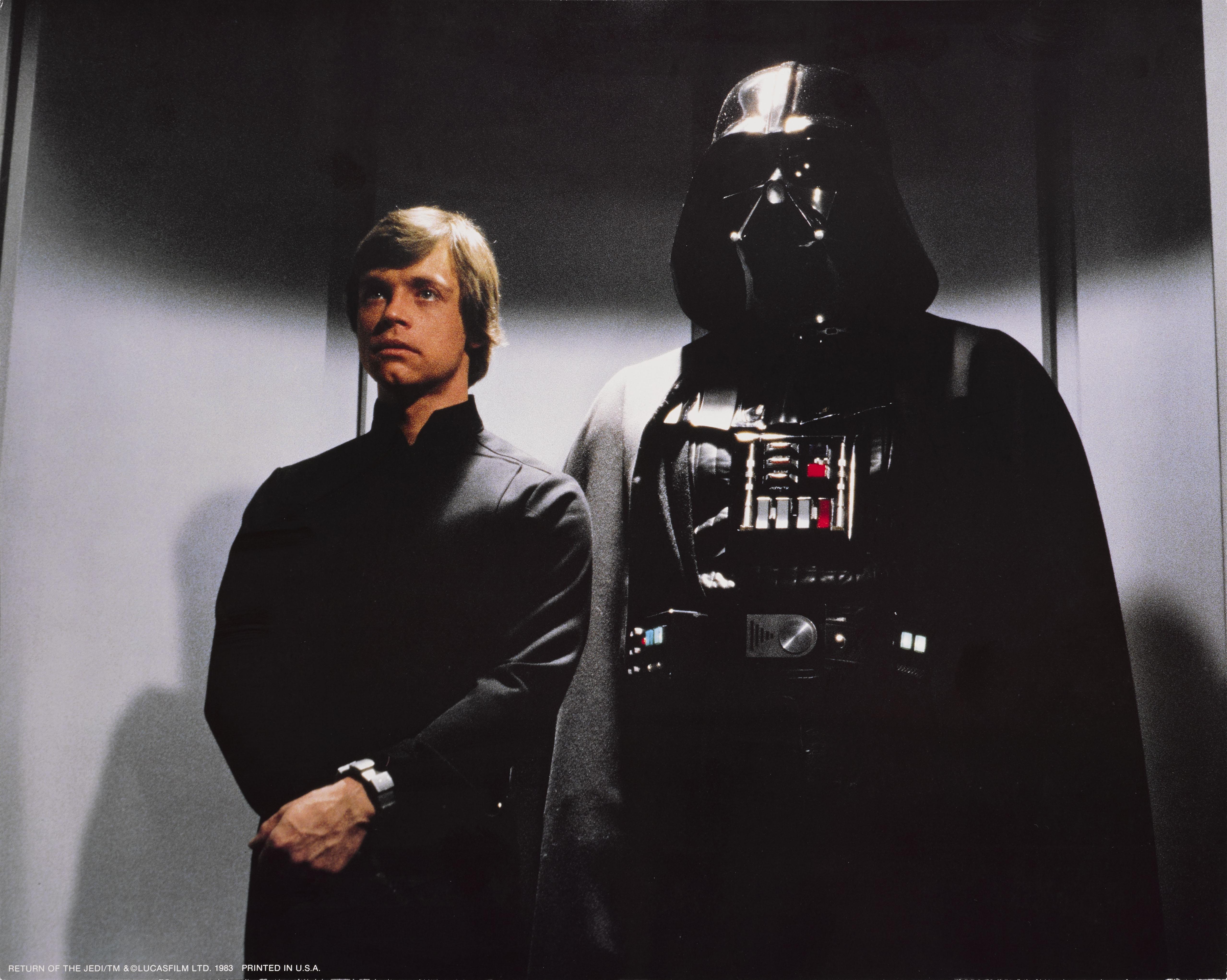 Fotogramma originale statunitense sovradimensionato del terzo film di Guerre Stellari del 1983, Il ritorno dello Jedi. Con Mark Hamill, Harrison Ford e Carrie Fisher. Il film è stato diretto da Richard Marquand.
Il pezzo è dispiegato e verrebbe