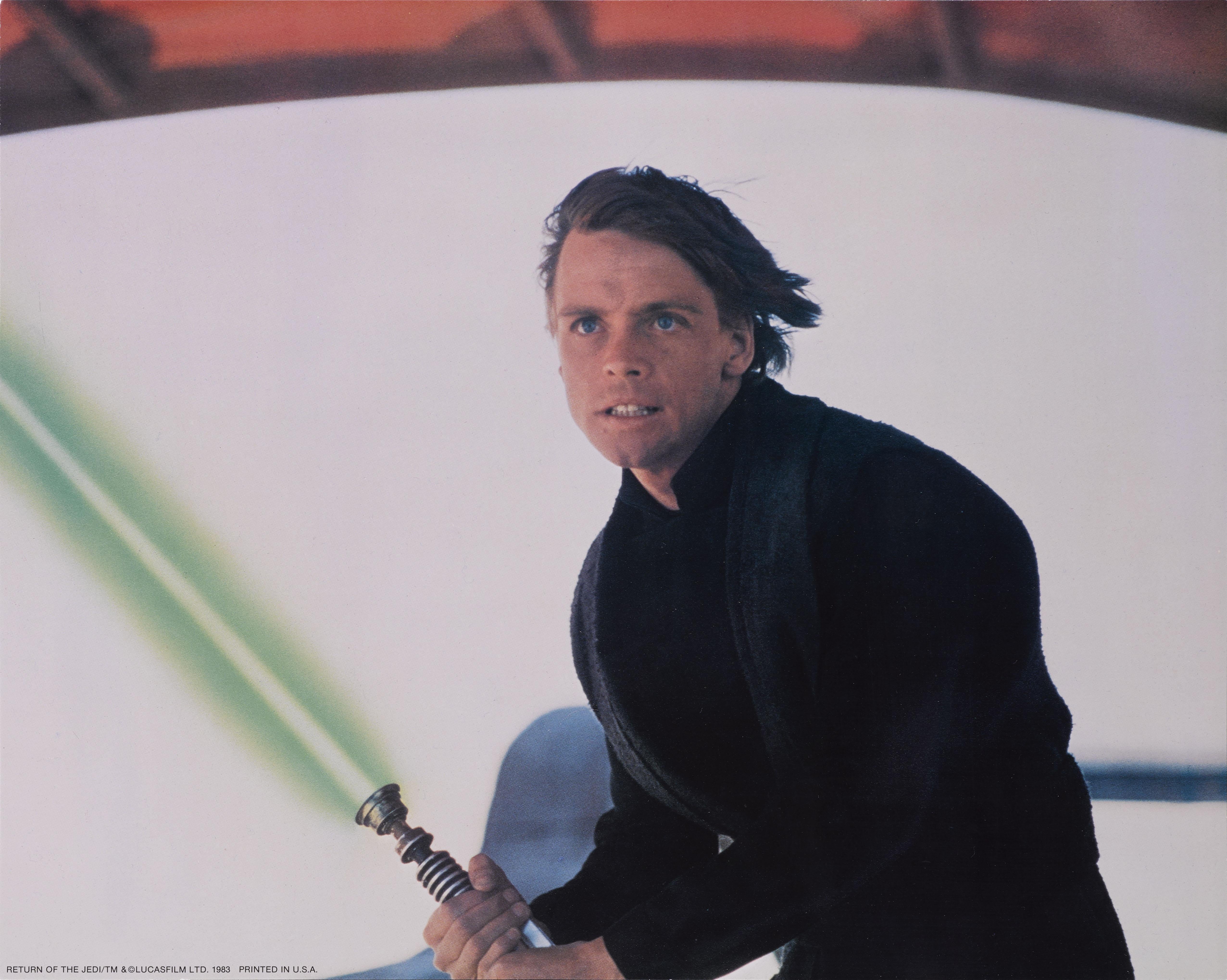 Fotogramma originale statunitense sovradimensionato del terzo film di Guerre Stellari del 1983, Il ritorno dello Jedi. Con Mark Hamill, Harrison Ford e Carrie Fisher. Il film è stato diretto da Richard Marquand.
Il pezzo è dispiegato e verrebbe