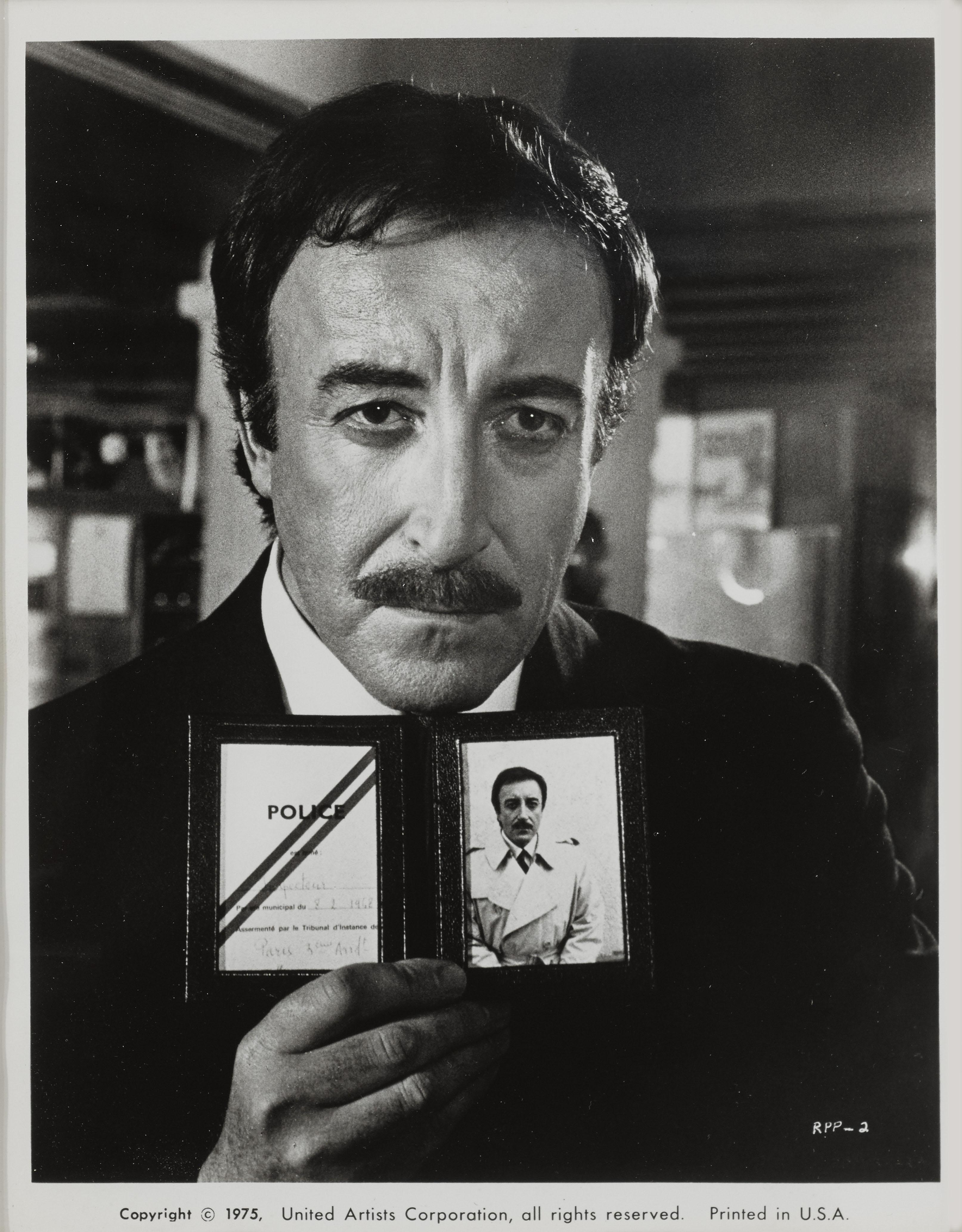 Fotogramma originale della produzione del classico film comico del 1975 Il ritorno della Pantera Rosa.
Questo documento sarebbe stato inviato ai giornali per pubblicizzare la riedizione. Questo film è interpretato da Peters Sellers, Herbert Lom,