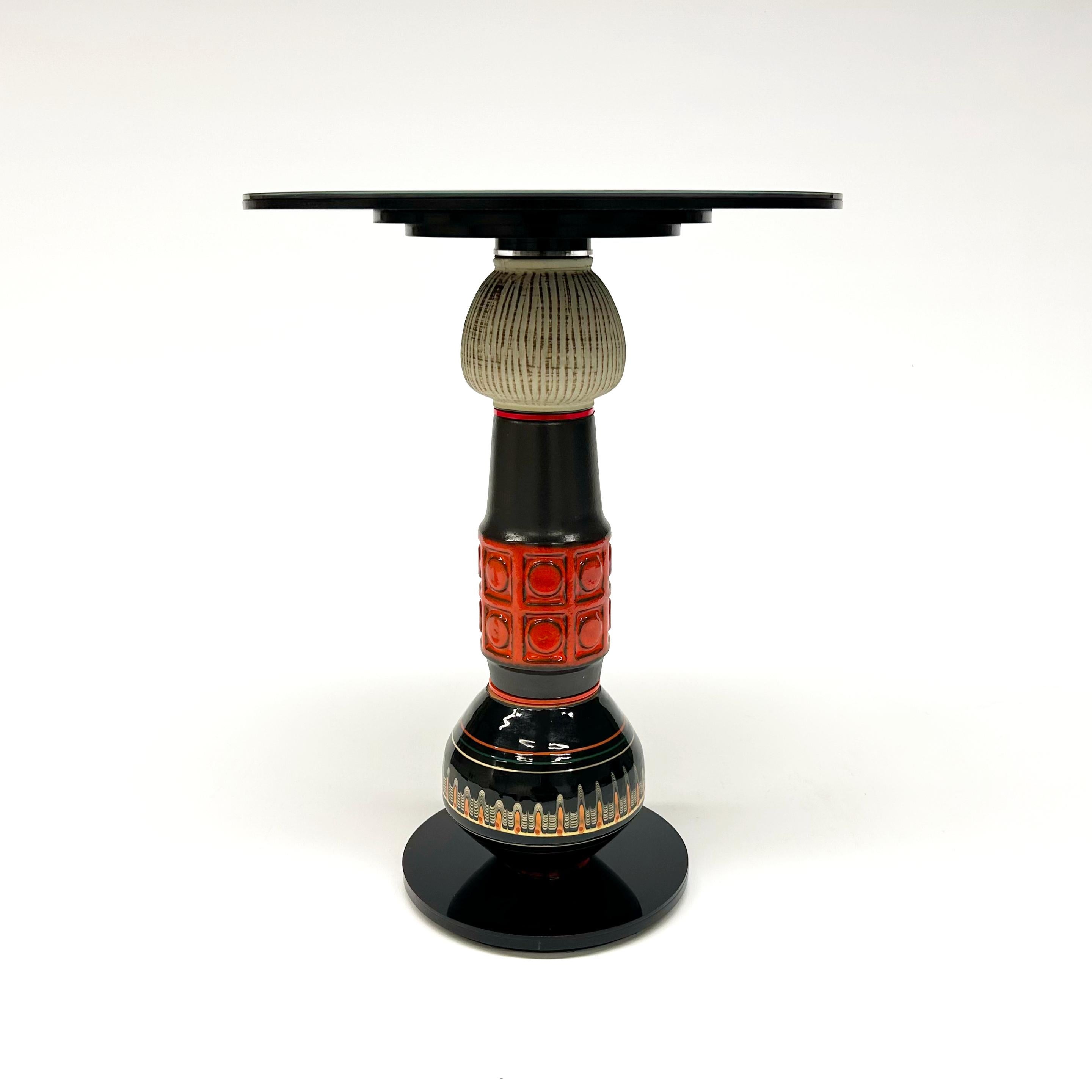 Der Designer und Artis Andreas Berlin hat eine Kollektion von außergewöhnlichen Beistelltischen entworfen. Diese Tische sind Skulpturen und nützliche Upcycling-Tische der Spitzenklasse. Die in Antiquitätenläden gefundenen Vasen erhalten als Teil