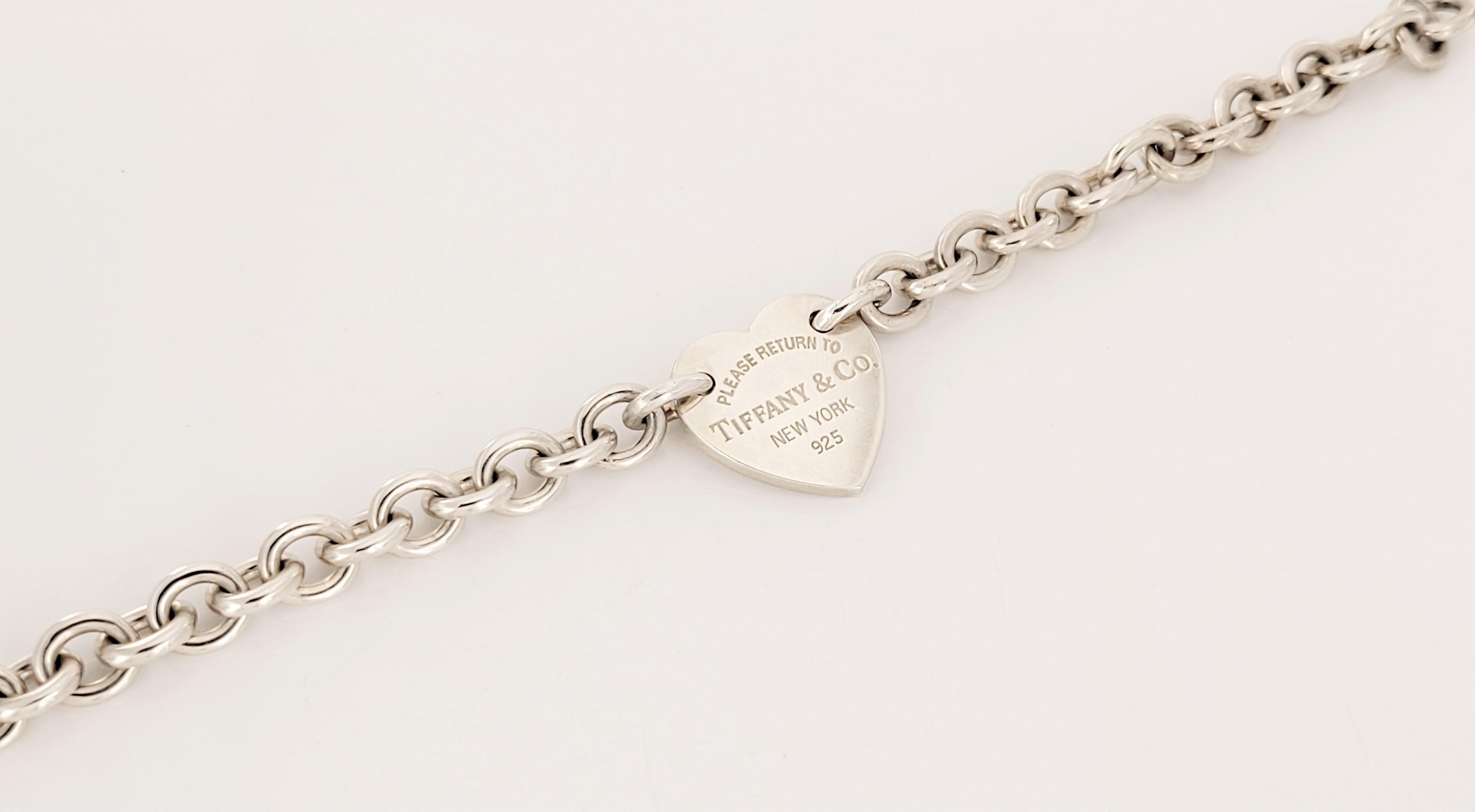 Retour à Tiffany & co  Bracelet à breloques en forme de cœur en argent Excellent état - En vente à New York, NY