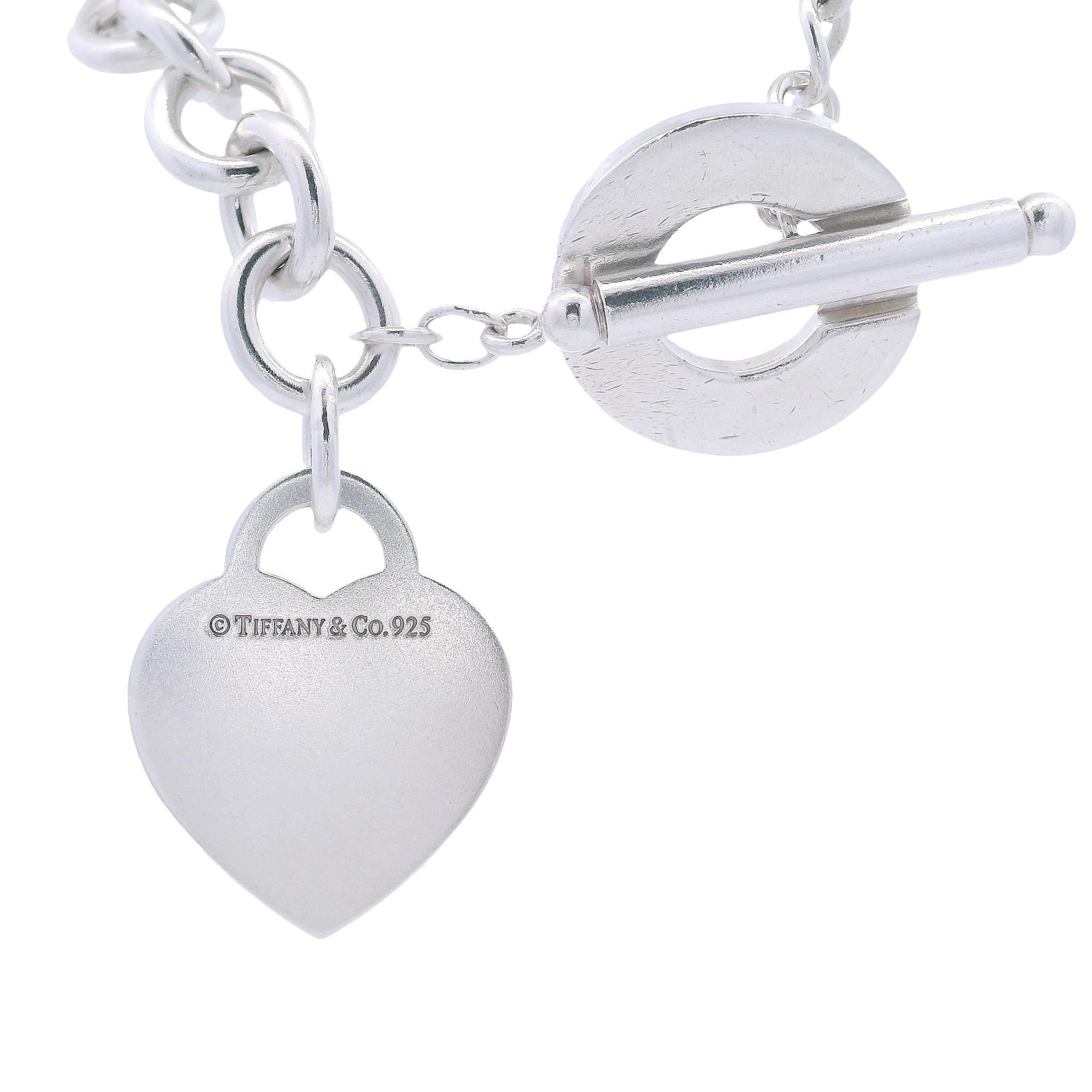 Femenino o masculino Volver a Tiffany & Co. Collar Heart Tag Toggle de plata de ley en venta