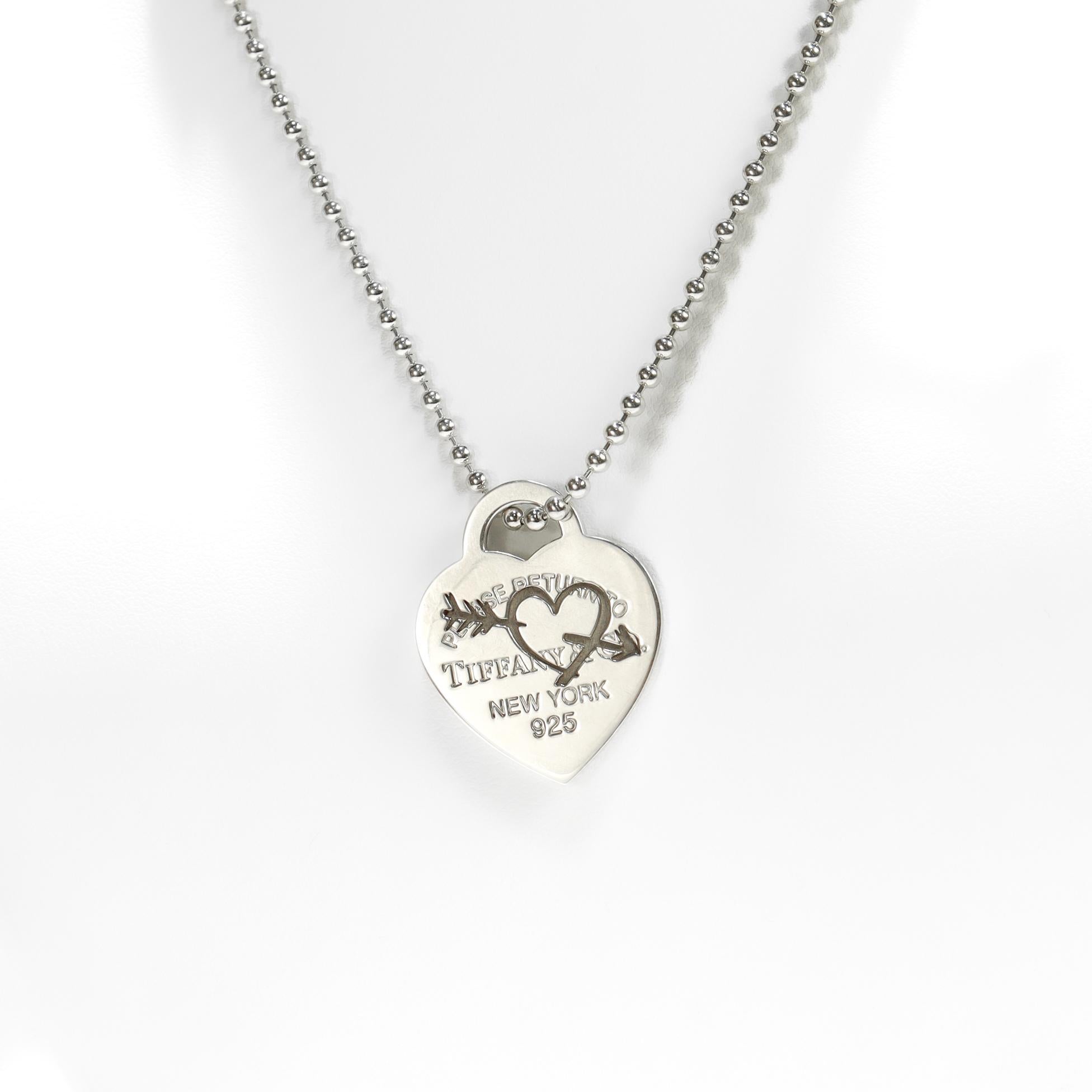 Zurück zu Tiffany & Co. Sterling Silber Anhänger Halskette mit geätztem Herz und Pfeil für Damen oder Herren im Angebot