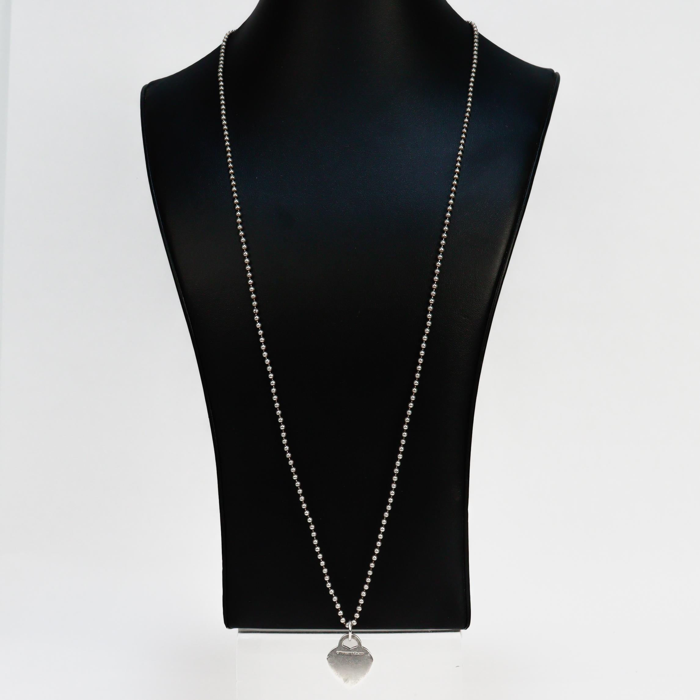 Volver a Collar con placa de identificación o cadena de corazón Tiffany de plata de ley y esmalte en venta 5