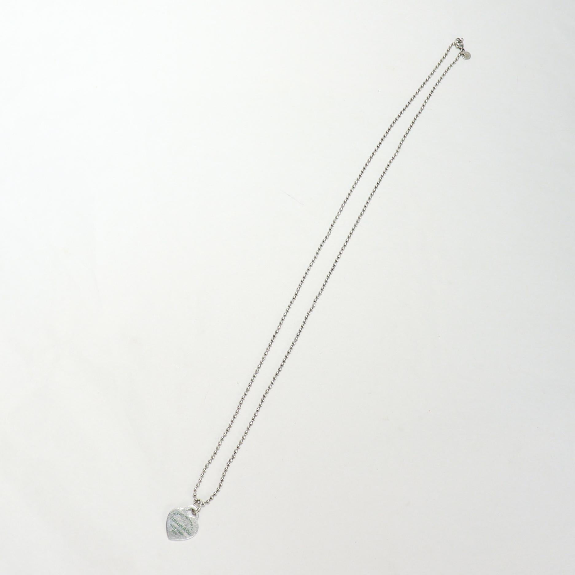 Volver a Collar con placa de identificación o cadena de corazón Tiffany de plata de ley y esmalte en venta 7