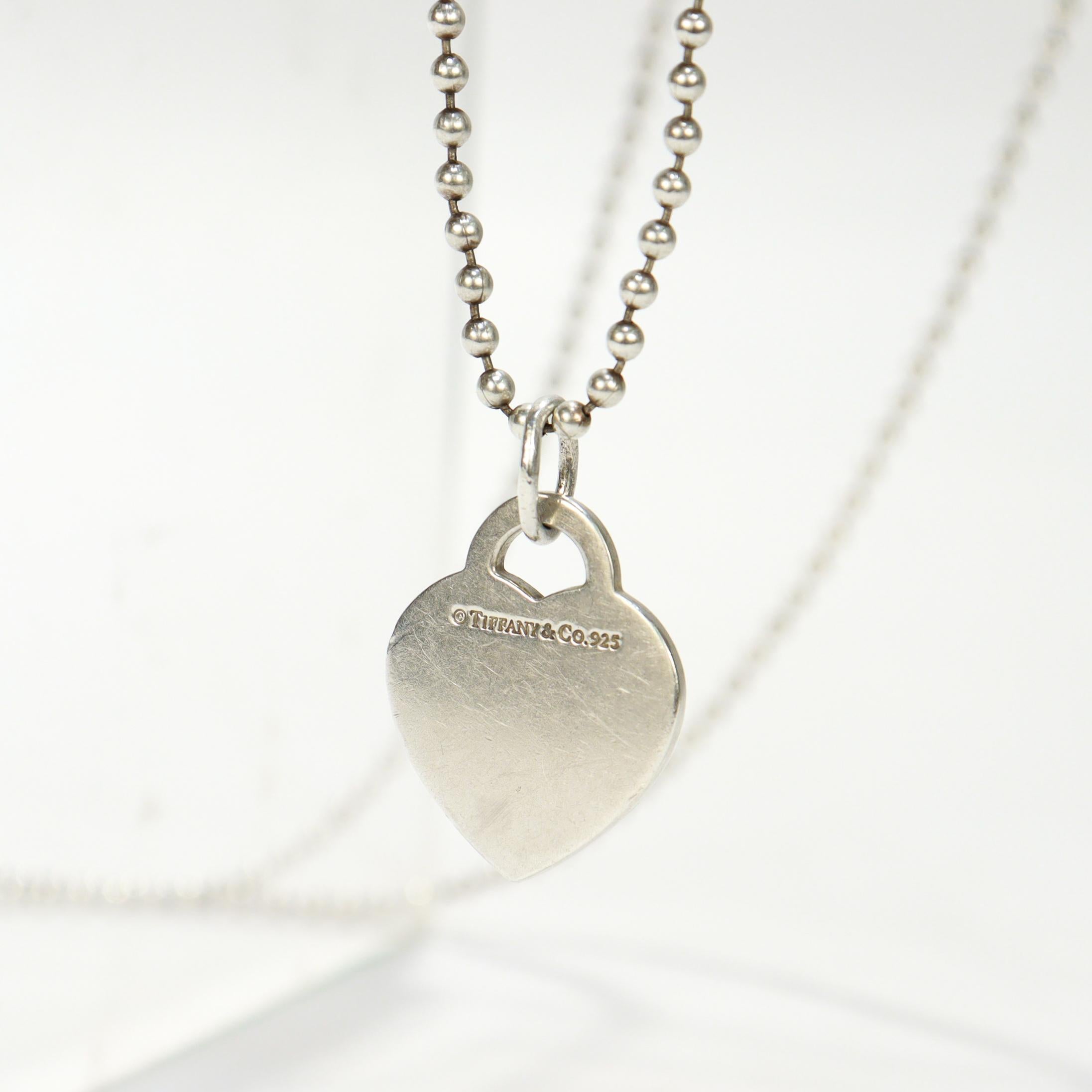 Volver a Collar con placa de identificación o cadena de corazón Tiffany de plata de ley y esmalte en venta 13