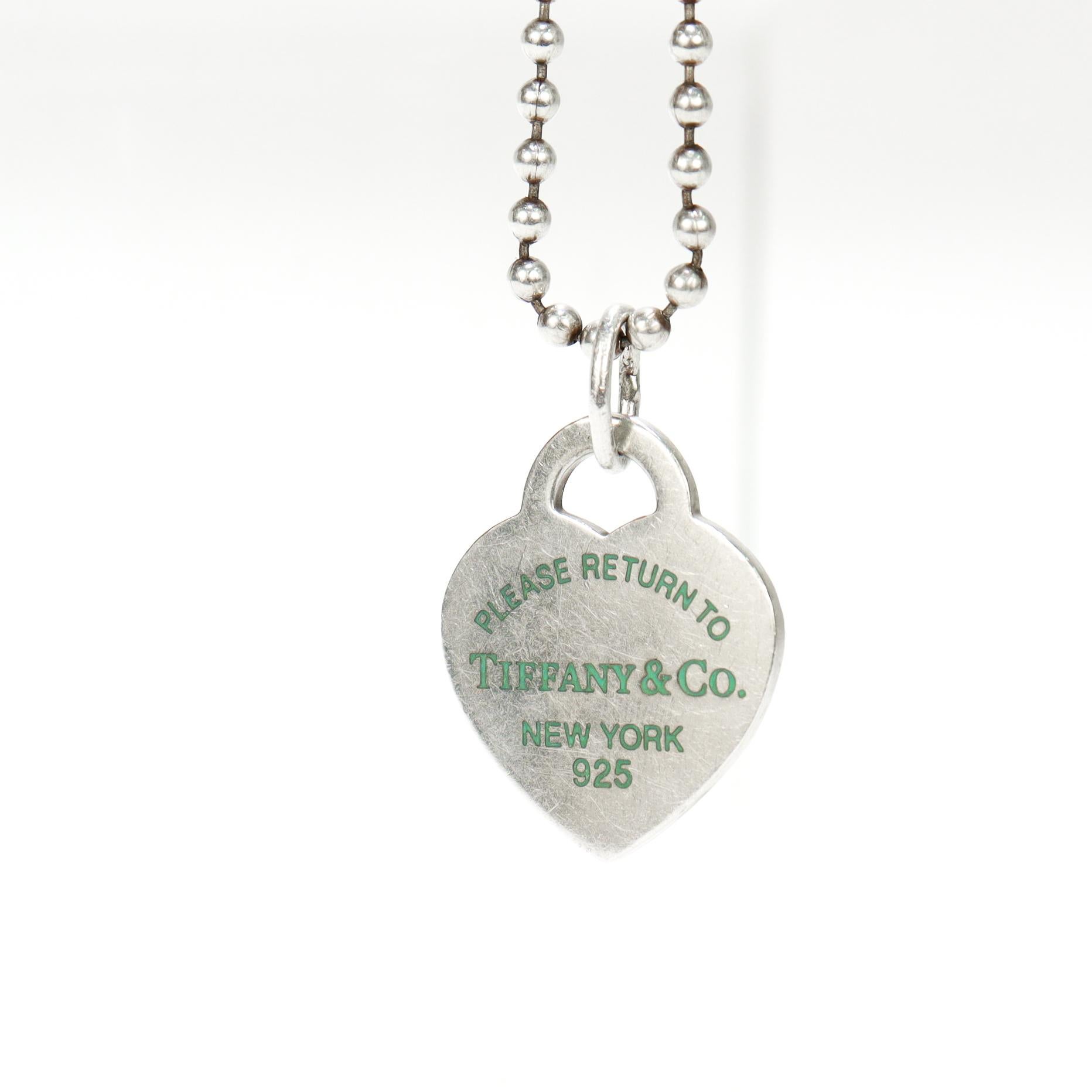 Volver a Collar con placa de identificación o cadena de corazón Tiffany de plata de ley y esmalte en venta 14