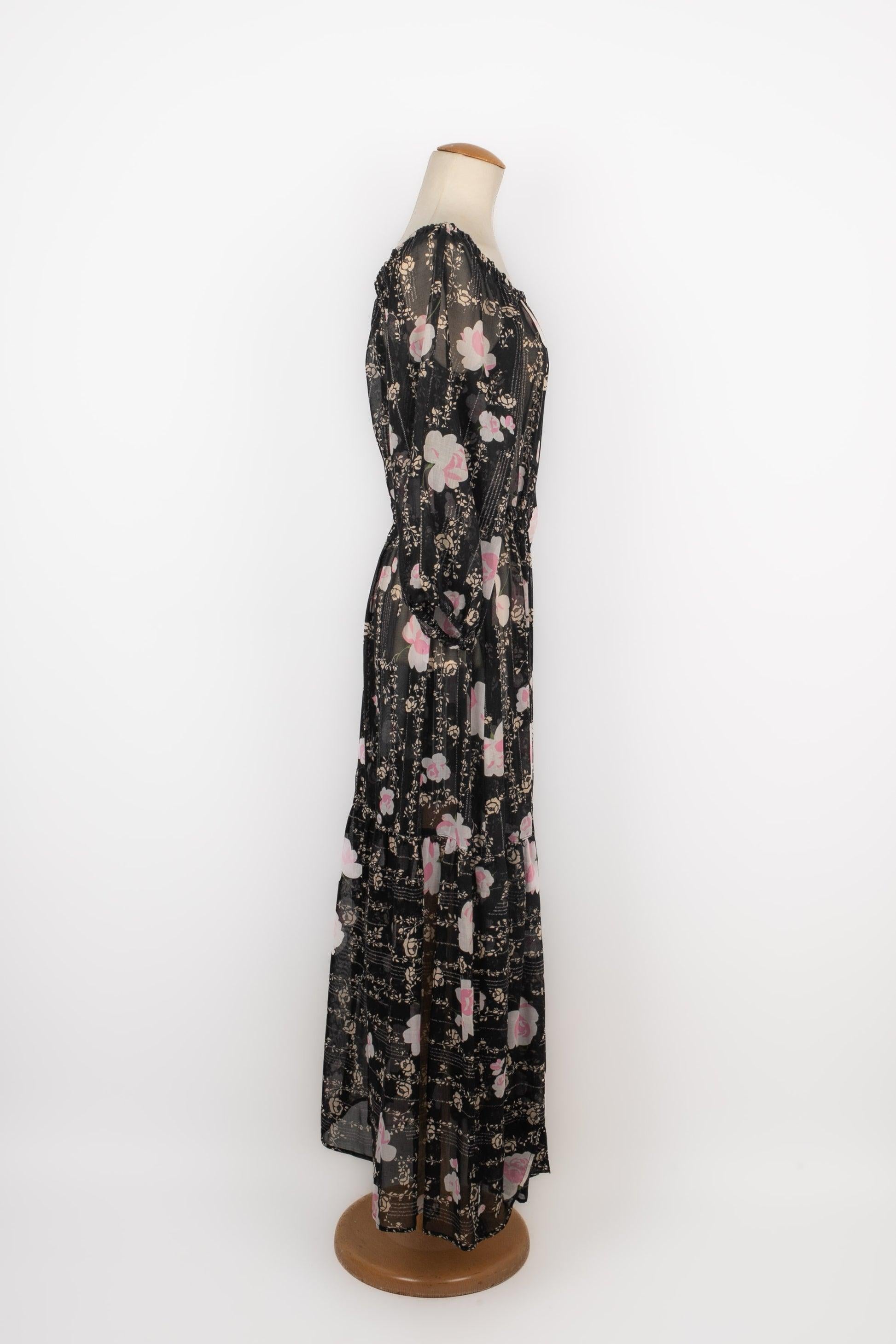 Rety -Long black veil dress with pink and white flower patterns. It comes with a white leather belt. No size indicated, it fits a 38FR.

Additional information:
Condition: Very good condition
Dimensions: Chest: 50 cm - Waist: 40 cm - Sleeve length: