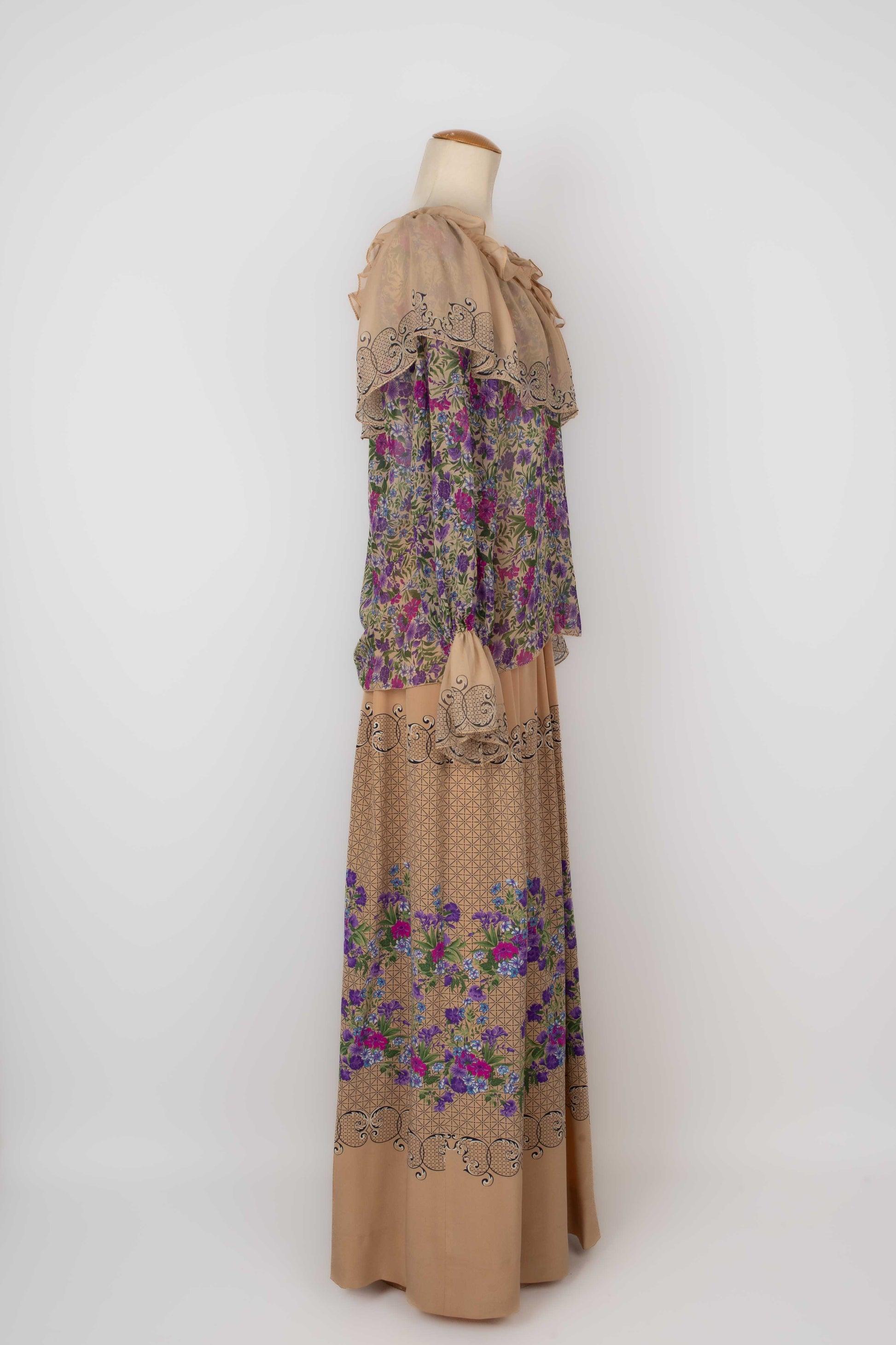 Rety - Set composed of a long beige silk skirt decorated with flowers, and a flounced muslin blouse. No size indicated, it fits a 36FR/38FR.

Additional information:
Condition: Good condition
Dimensions: Blouse: Chest: 60 cm - Sleeve length: 75 cm -