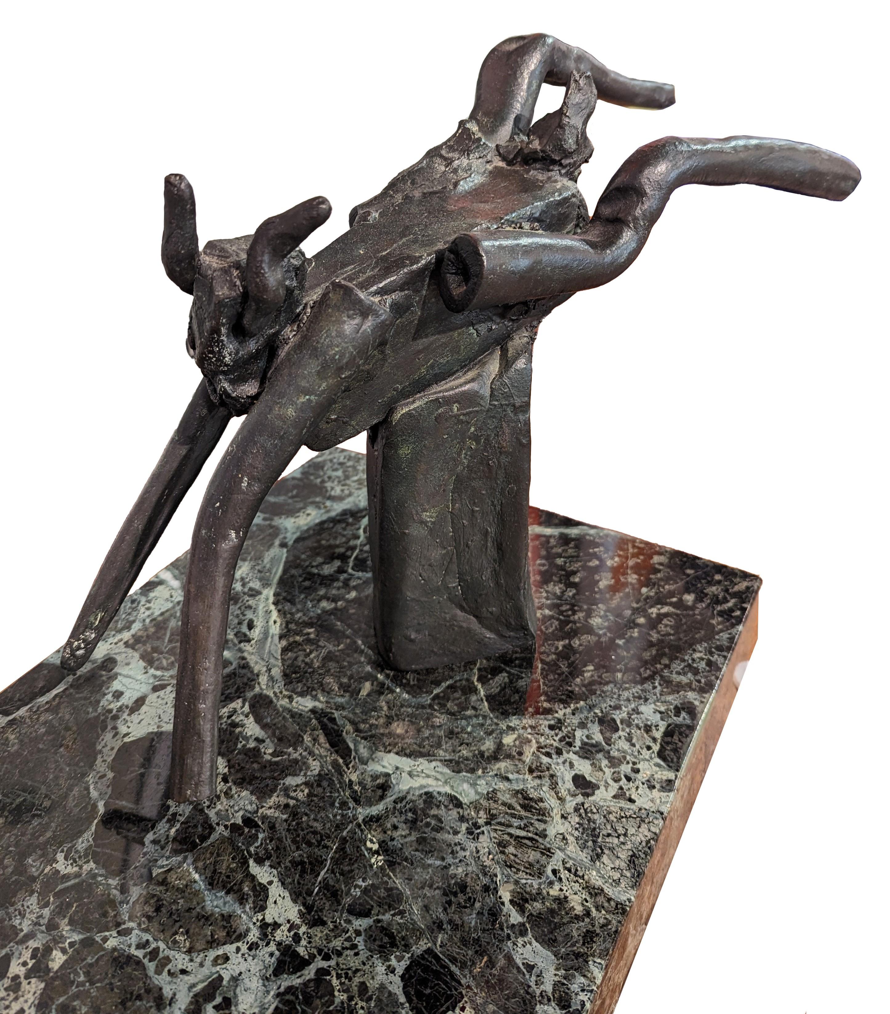 Moderne abstrakte Skulptur einer Frau und einer Ziege des bekannten Künstlers Reuben Nakian. Das Werk zeigt eine weibliche Nymphenfigur, die sich zurücklehnt, während sich eine Ziegenfigur in Nakians ikonischem, blockhaften Stil nähert. Die