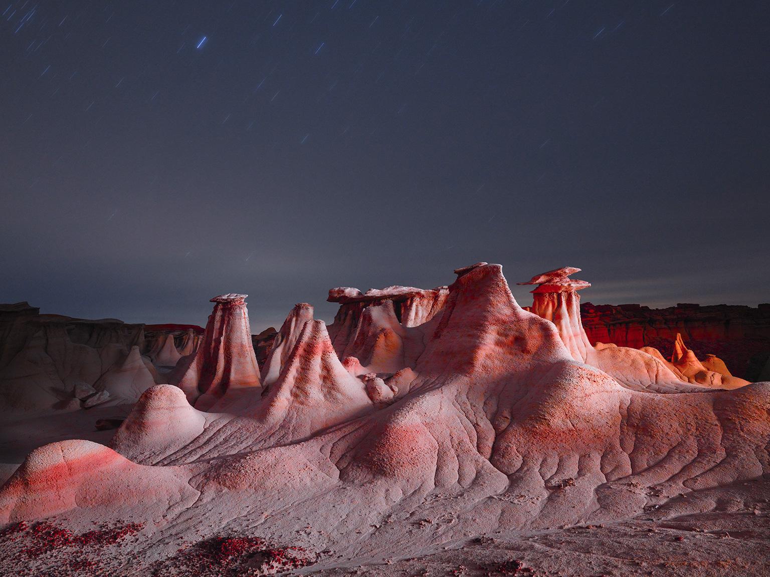 Reuben Wu Color Photograph – Lux Noctis LN3754 - Großformatige Fotografie einer beleuchteten nächtlichen Landschaft
