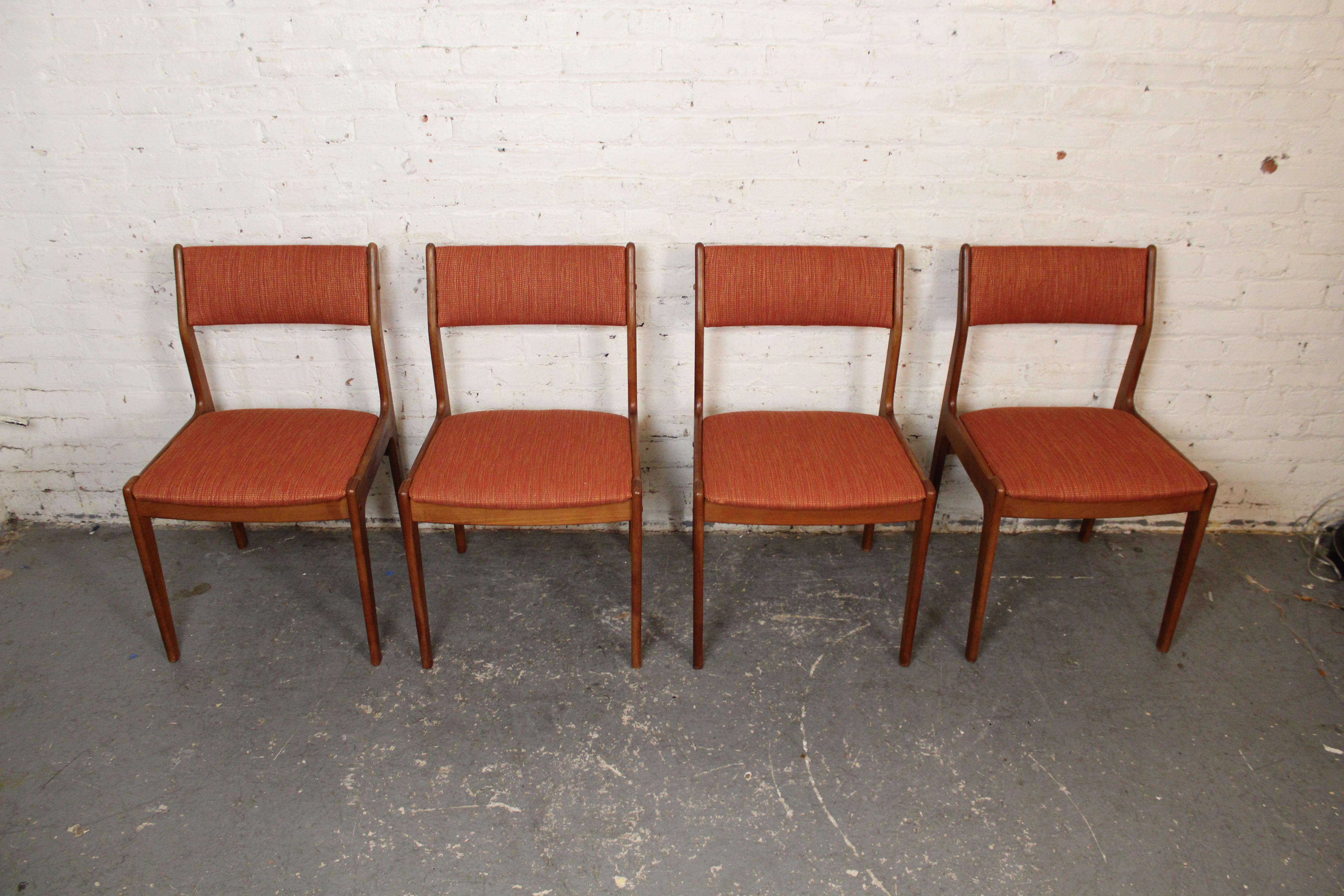 In casa o in ufficio, queste splendide poltroncine vintage in teak danese saranno sicuramente un punto di riferimento per qualsiasi ambiente. Disegnato da Johannes Andersen per Uldum Møbelfabrik, questo quartetto accattivante è caratterizzato da una