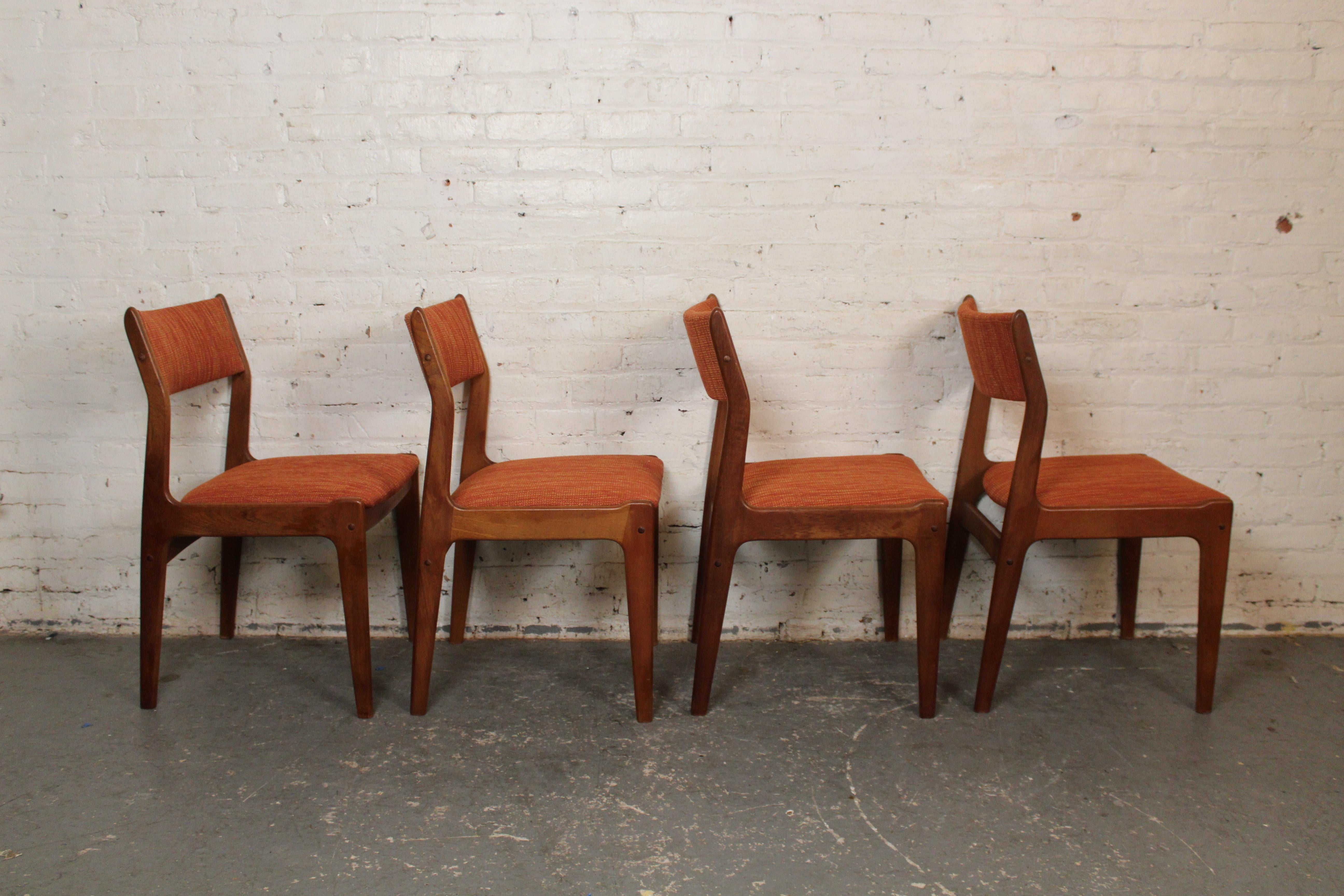 Mid-Century moderno Sedie danesi tappezzate di Johannes Andersen per Uldum in vendita