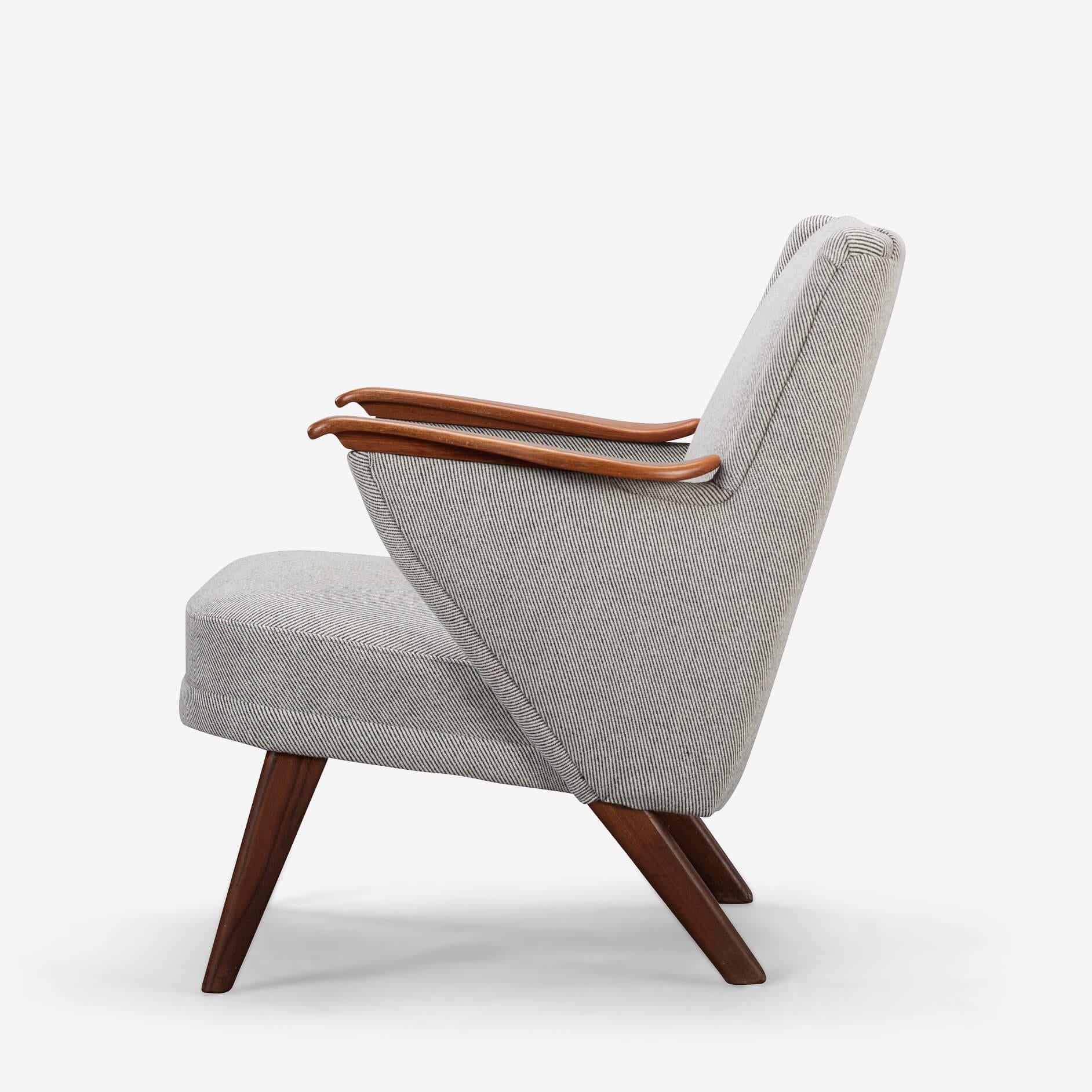Edler Sessel von Johannes Andersen für CFC Silkeborg mit neuem Bezug. Dieser Stuhl ist mit De Ploeg, Bergen12/08 in voller Übereinstimmung mit der Originalpolsterung, wie sie von Andersen entworfen wurde, neu gepolstert. Dieses Sofa hat einen