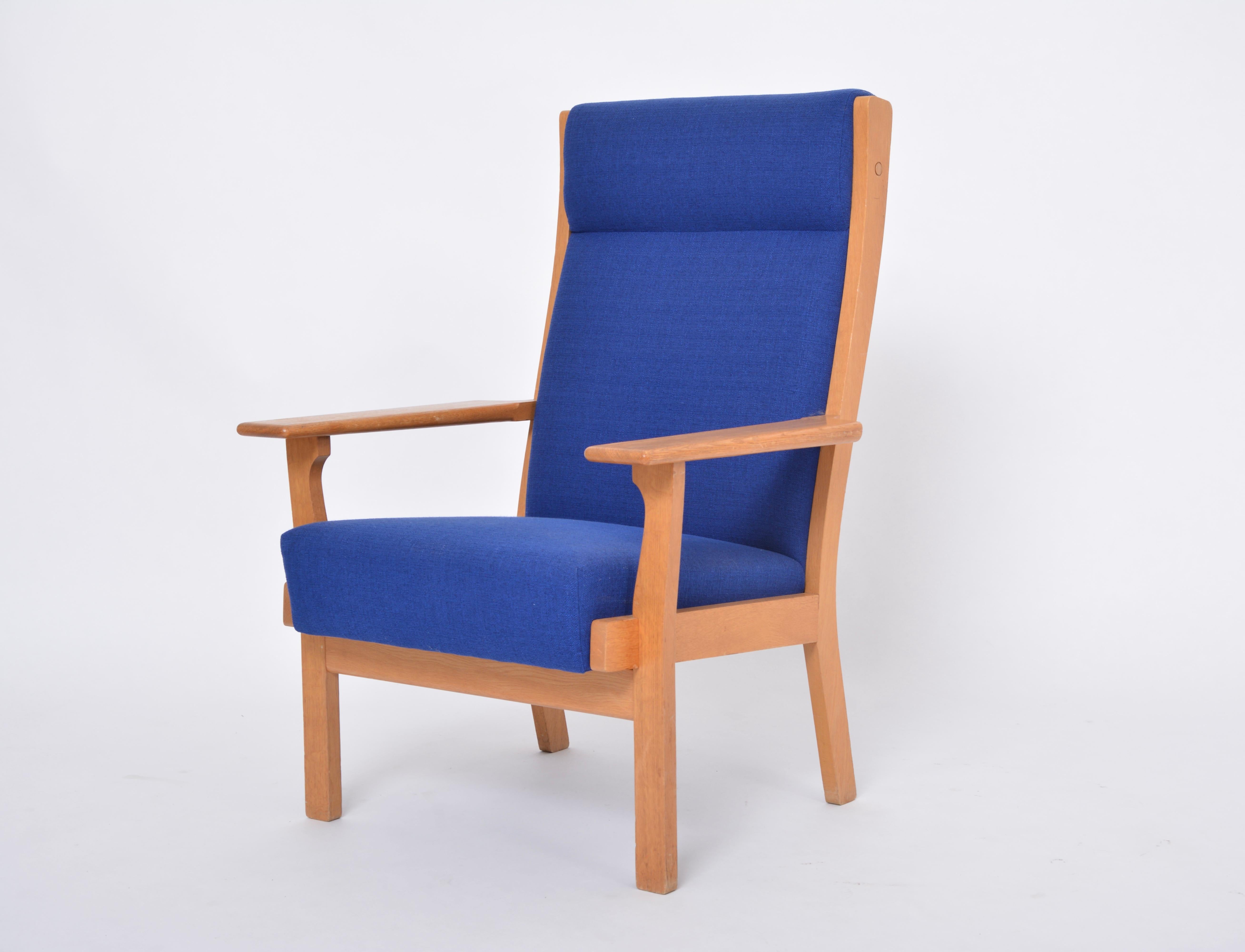 Chaise GE 181 danoise moderne du milieu du siècle, retapissée, de Hans Wegner pour GETAMA

Ce fauteuil (modèle GE 181 A) a été conçu par Hans Wegner et produit avec un savoir-faire exceptionnel par la société danoise GETAMA. La chaise est en chêne