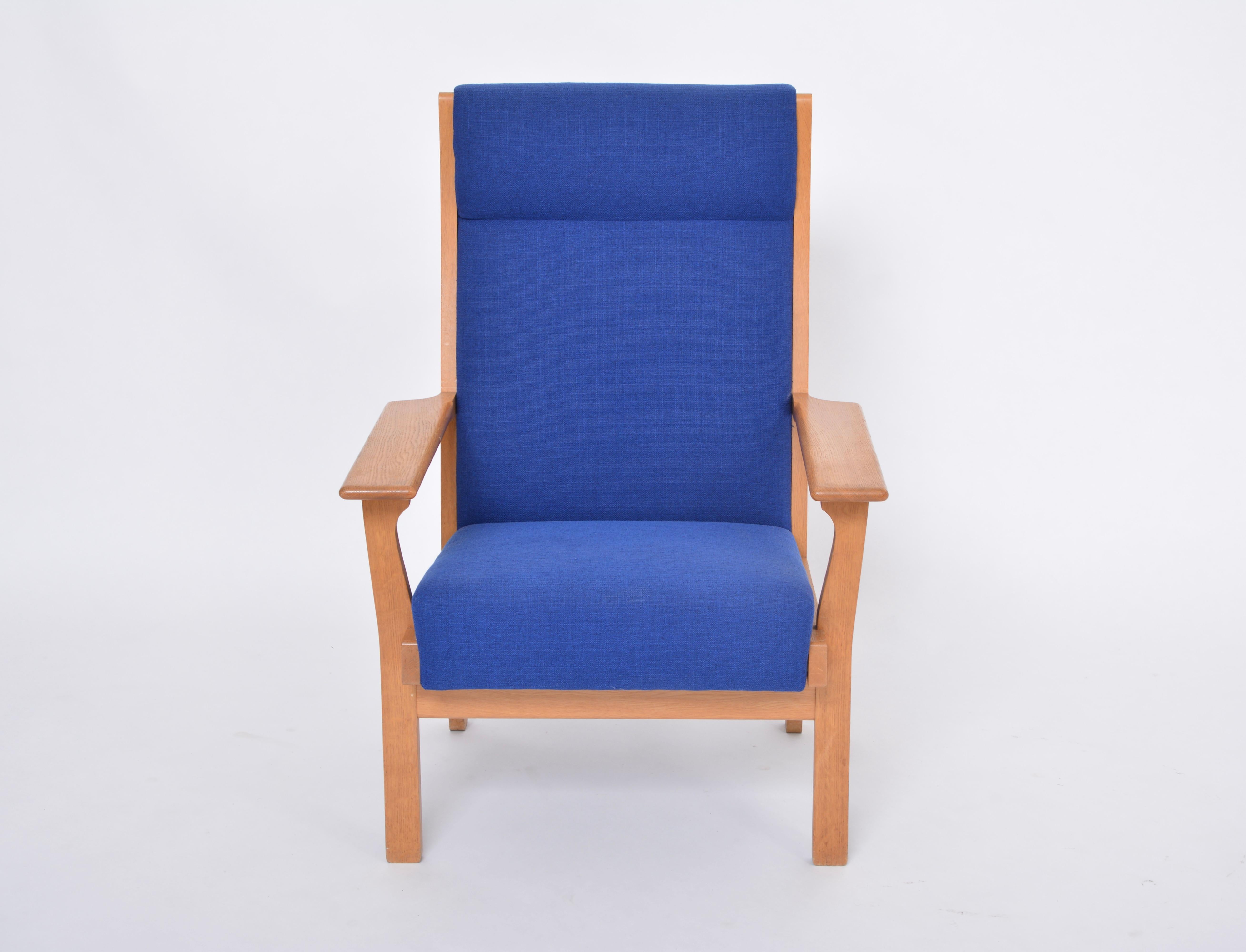 Reupholstered Danish Mid-Century Modern GE 181 a Chair by Hans Wegner for GETAMA In Good Condition For Sale In Berlin, DE