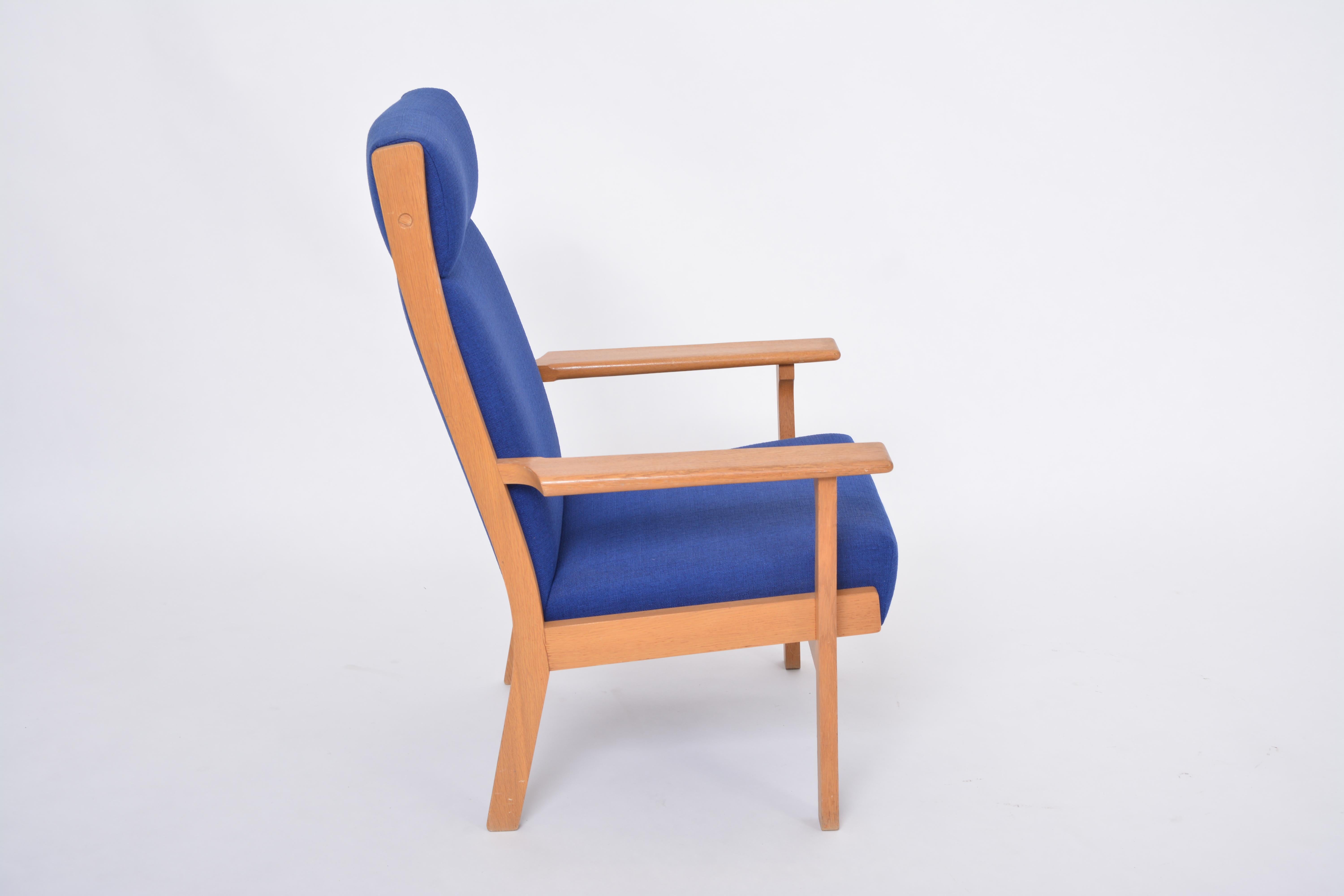Oak Reupholstered Danish Mid-Century Modern GE 181 a Chair by Hans Wegner for GETAMA For Sale