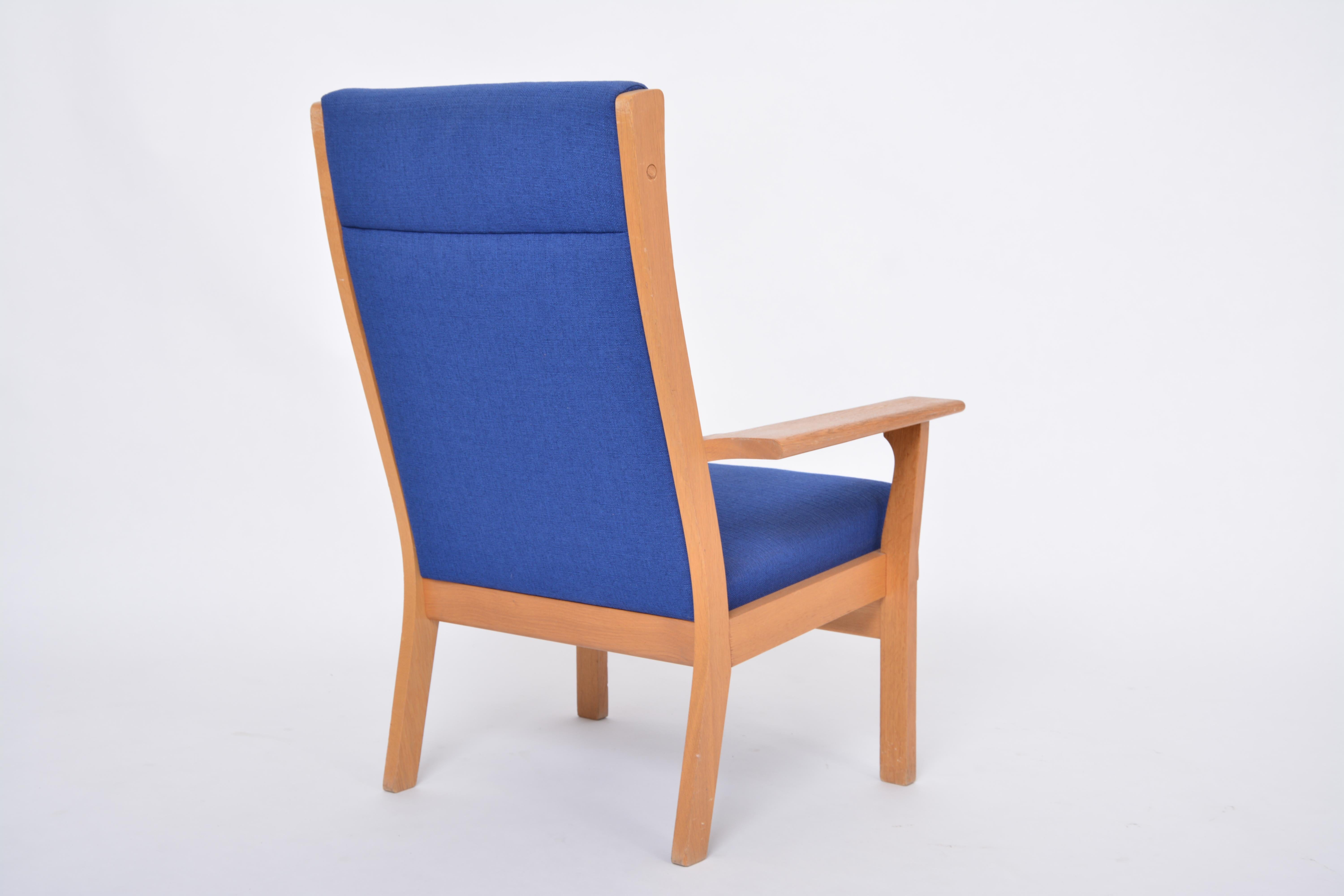 Reupholstered Danish Mid-Century Modern GE 181 a Chair by Hans Wegner for GETAMA For Sale 3