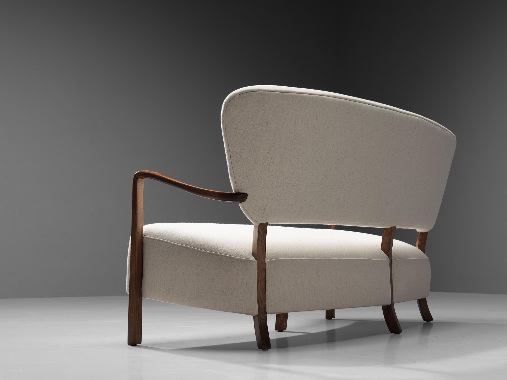 Neu gepolstertes dänisches Sofa mit skulpturalem Rahmen und weißer Polsterung (Skandinavische Moderne) im Angebot