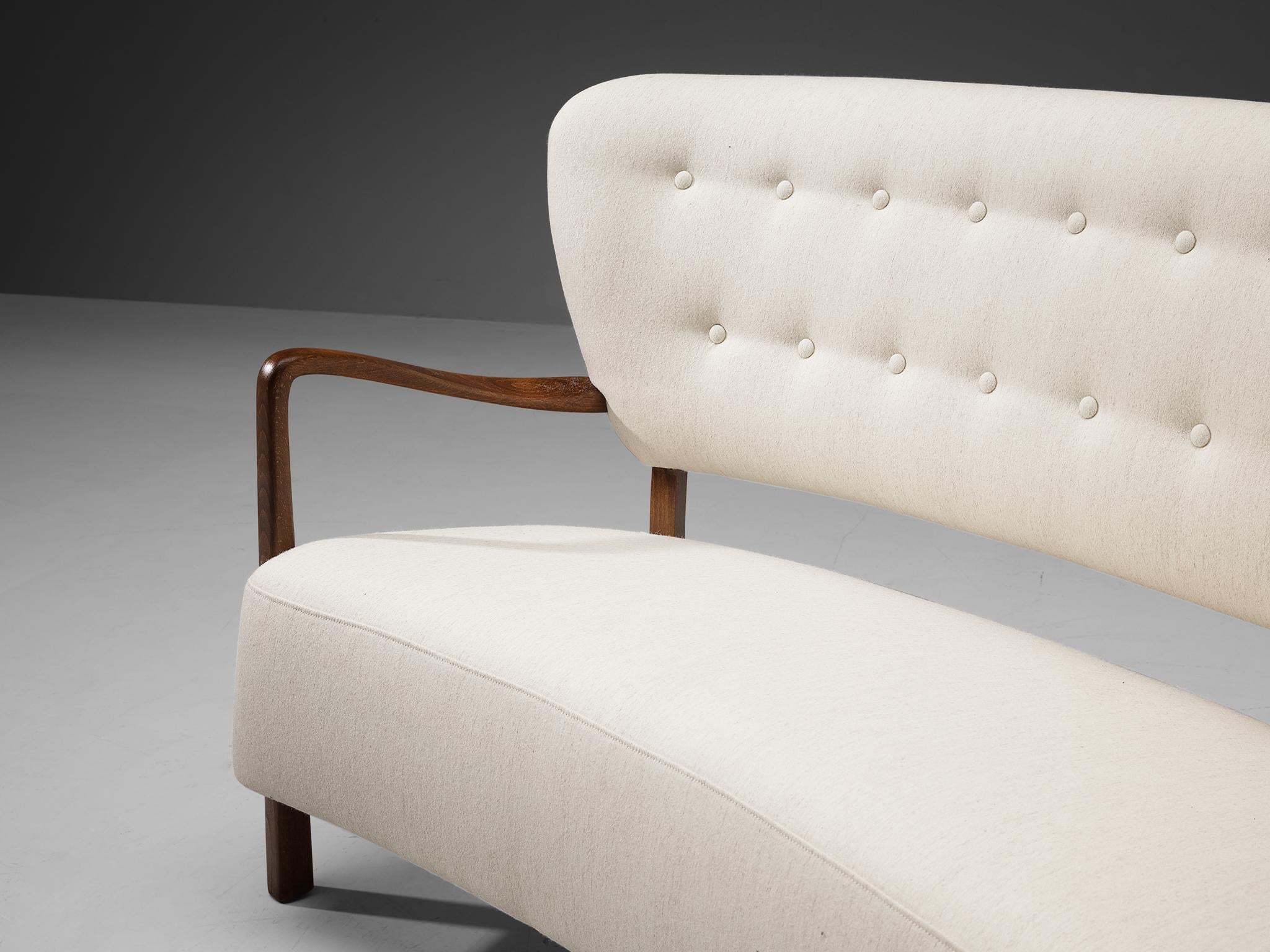 Danois Canapé danois retapissé avec cadre sculptural et tissu d'ameublement blanc en vente