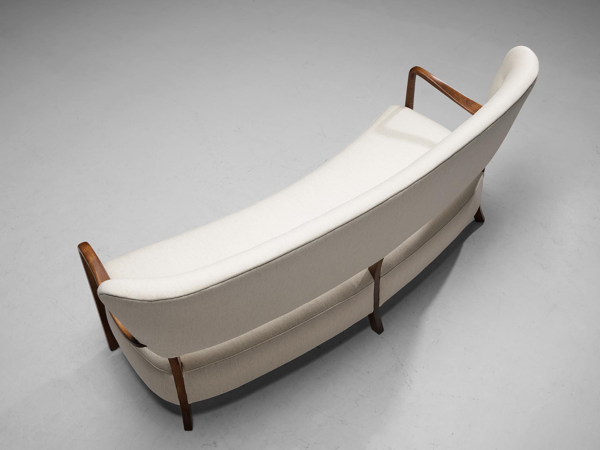 Milieu du XXe siècle Canapé danois retapissé avec cadre sculptural et tissu d'ameublement blanc en vente