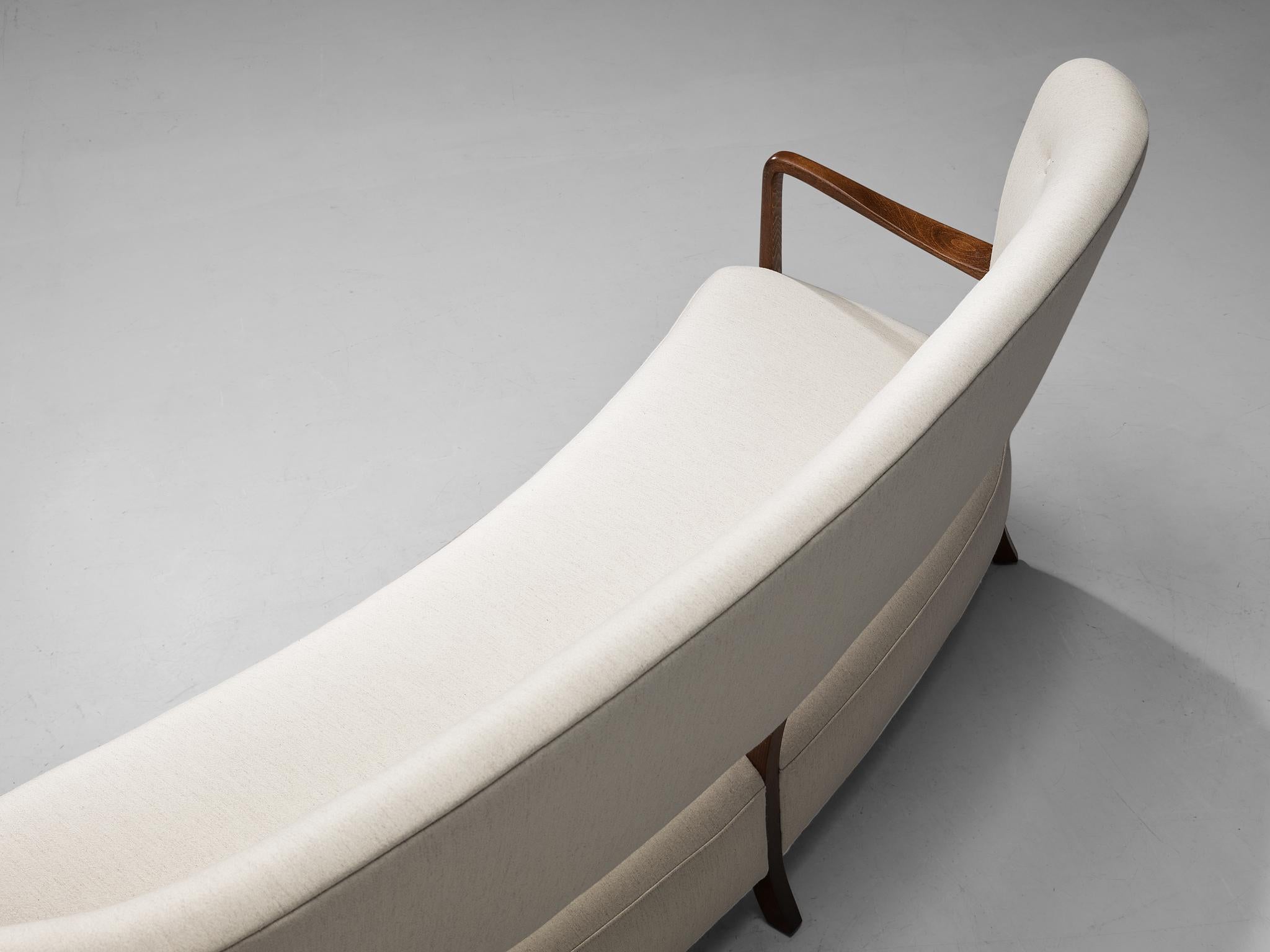 Canapé danois retapissé avec cadre sculptural et tissu d'ameublement blanc en vente 2