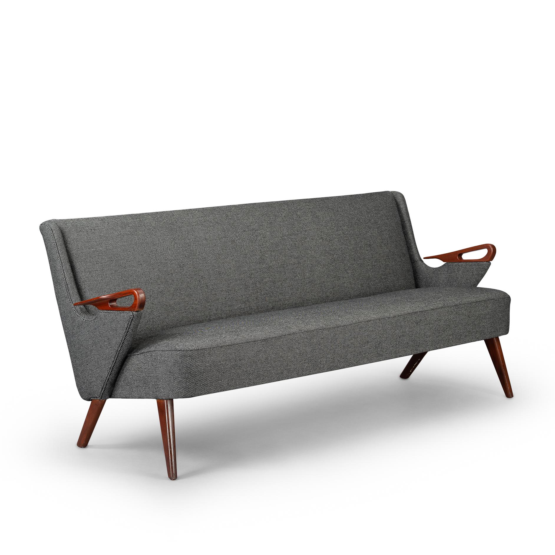 2,5-sitziges Designersofa von Chresten Findahl Brodersen aus der Jahrhundertmitte. Dieses Sofa wurde Mitte der 1950er Jahre in der südjütländischen Findahl Møbelfabrik in Skaerbaek unter der Designnummer CFB52 hergestellt. Dies ist die reinste