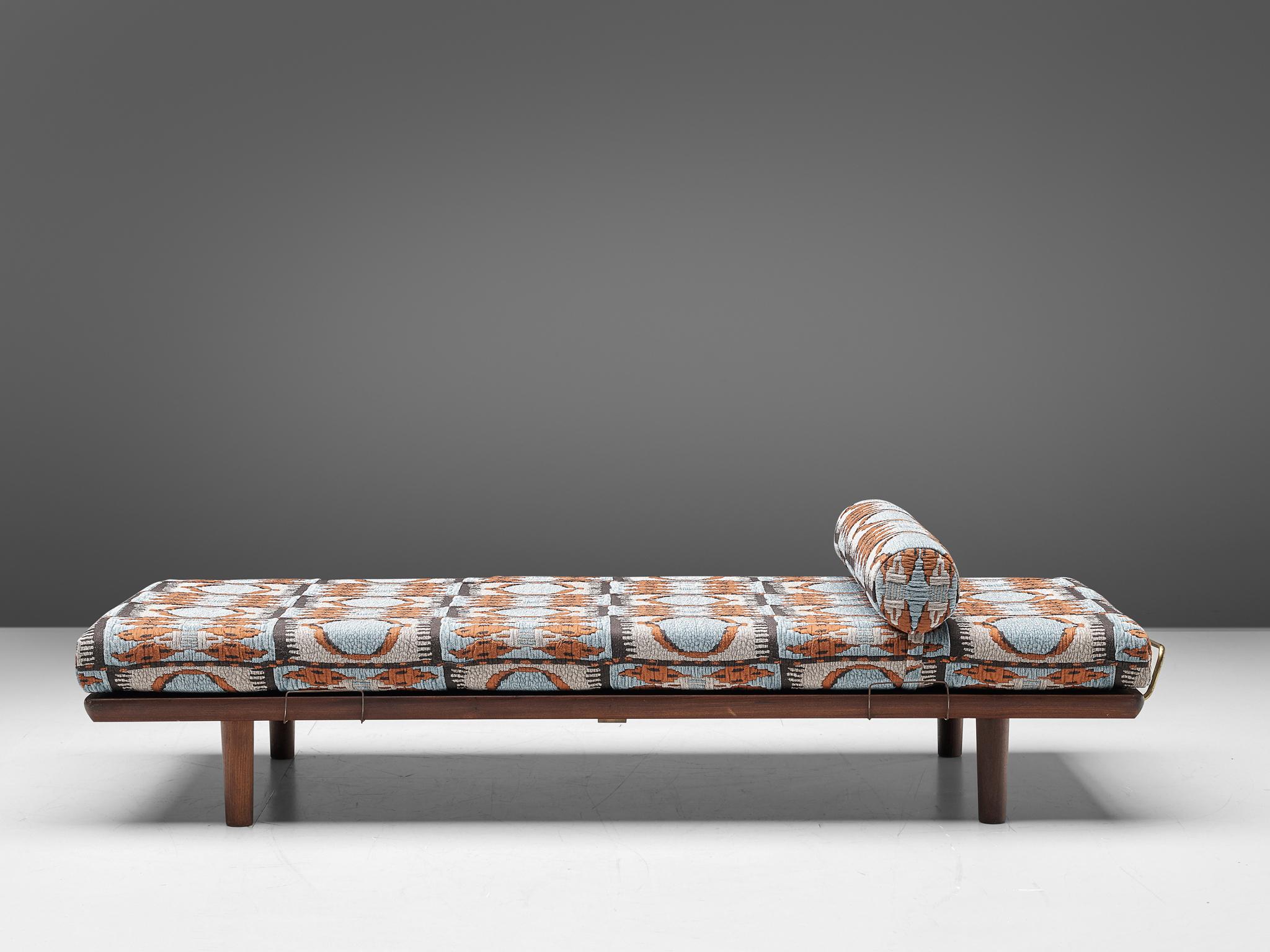 Hans J. Wegner for GETAMA, daybed GE19, oak and fabric, Denmark, 1950s.

Scandinavian Modern daybed GE19 in oak, designed by Hans J. Wegner for Getamain the 1950s. Solid Oak is used for the legs and the frame. The brass support bars on both sides