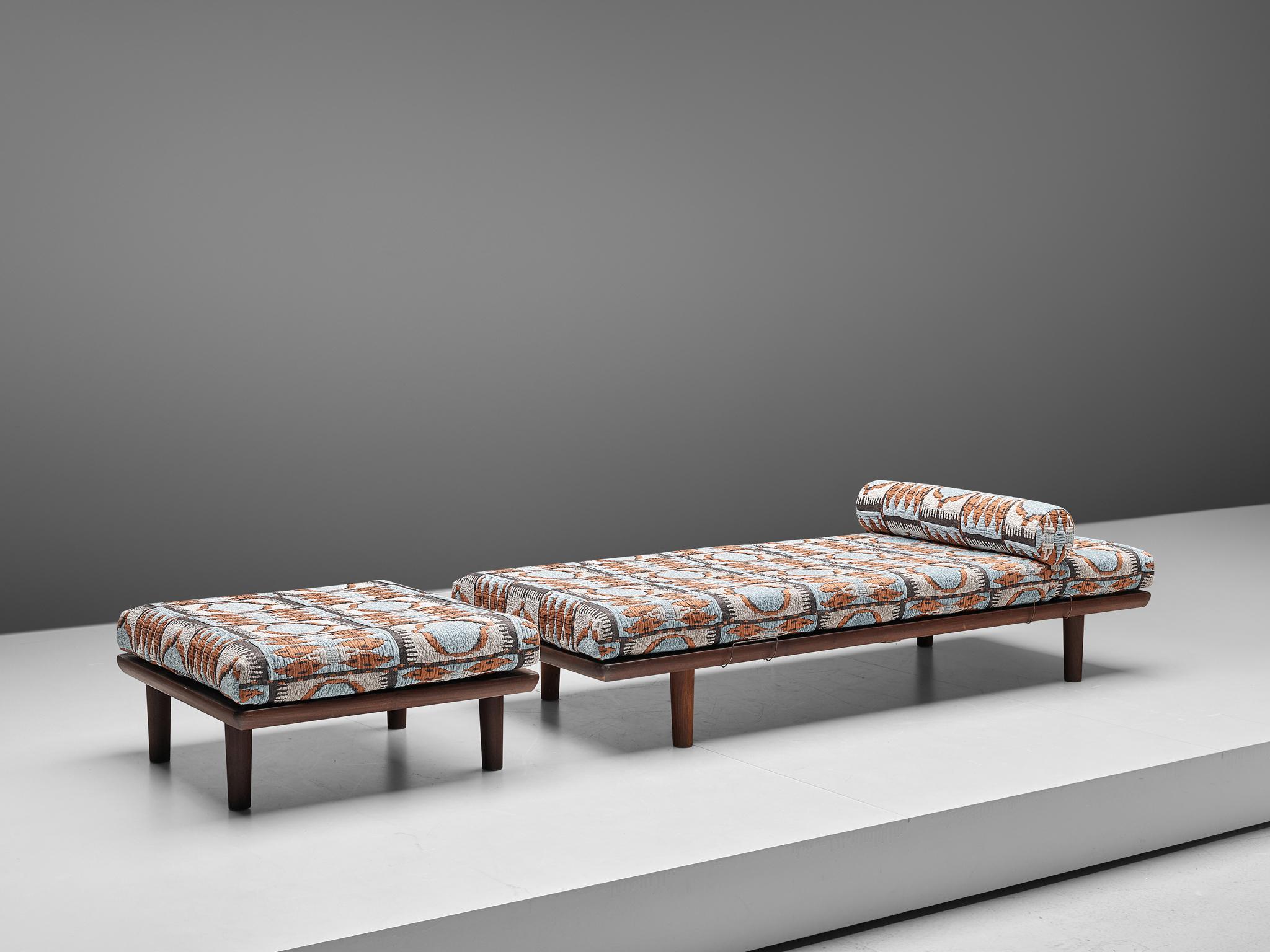 Hans J. Wegner for GETAMA, daybed GE19, oak and fabric, Denmark, 1950s.

Scandinavian Modern daybed GE19 in oak, designed by Hans J. Wegner for Getamain the 1950s. Solid Oak is used for the legs and the frame. The brass support bars on both sides