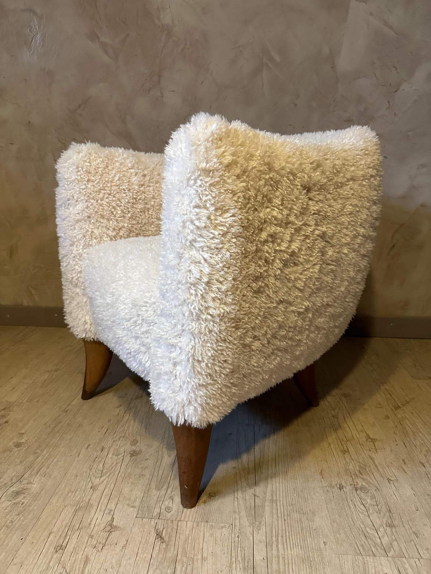 Magnificent armchair from the SWANN brand French house (Maroua model) completely reupholstered by ourselves with a very fluffy fabric, reminiscent of sheep's wool. Very comfortable.
Solid beech base in the shape of horns. This armchair was designed