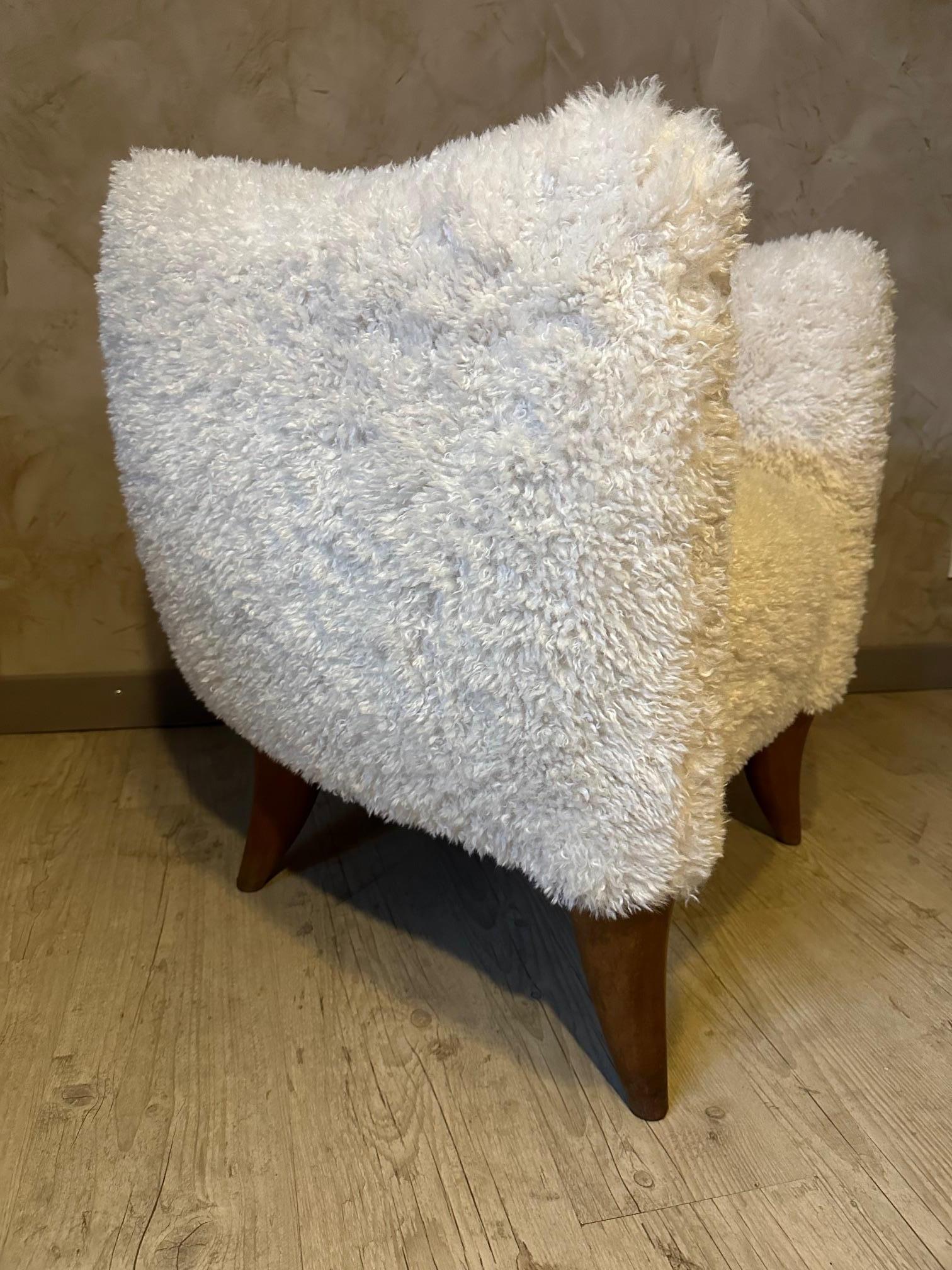 Français Fauteuil Swann retapissé avec un tissu moelleux
