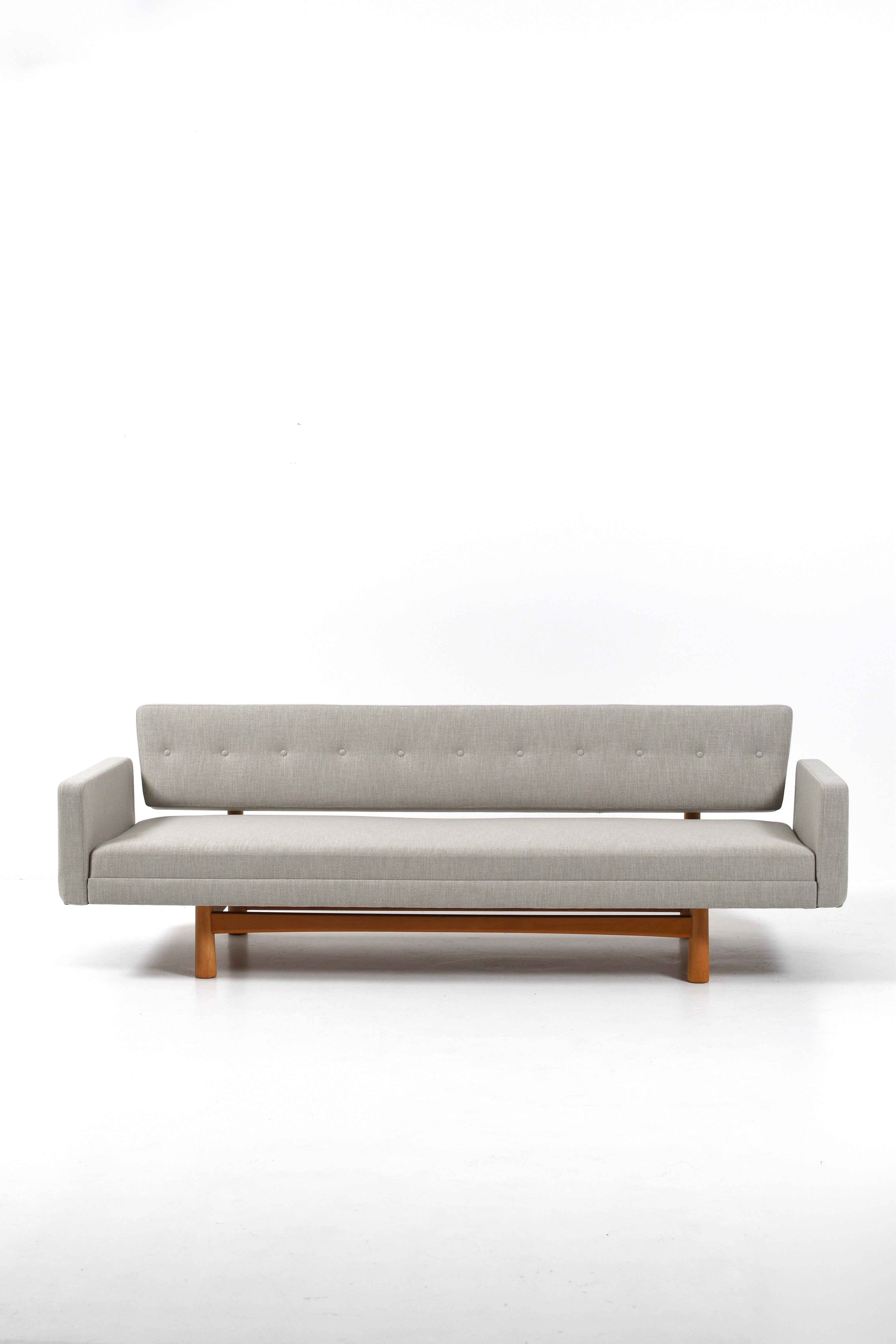 A elegant “New York” (model 5316) sofa designed by Edward Wormley for Dunbar, produced at Ljungs Industrier / DUX in the 1950s. This iconic mid-century modern piece features a beautifully sculpted solid wood frame with rounded vertical supports and