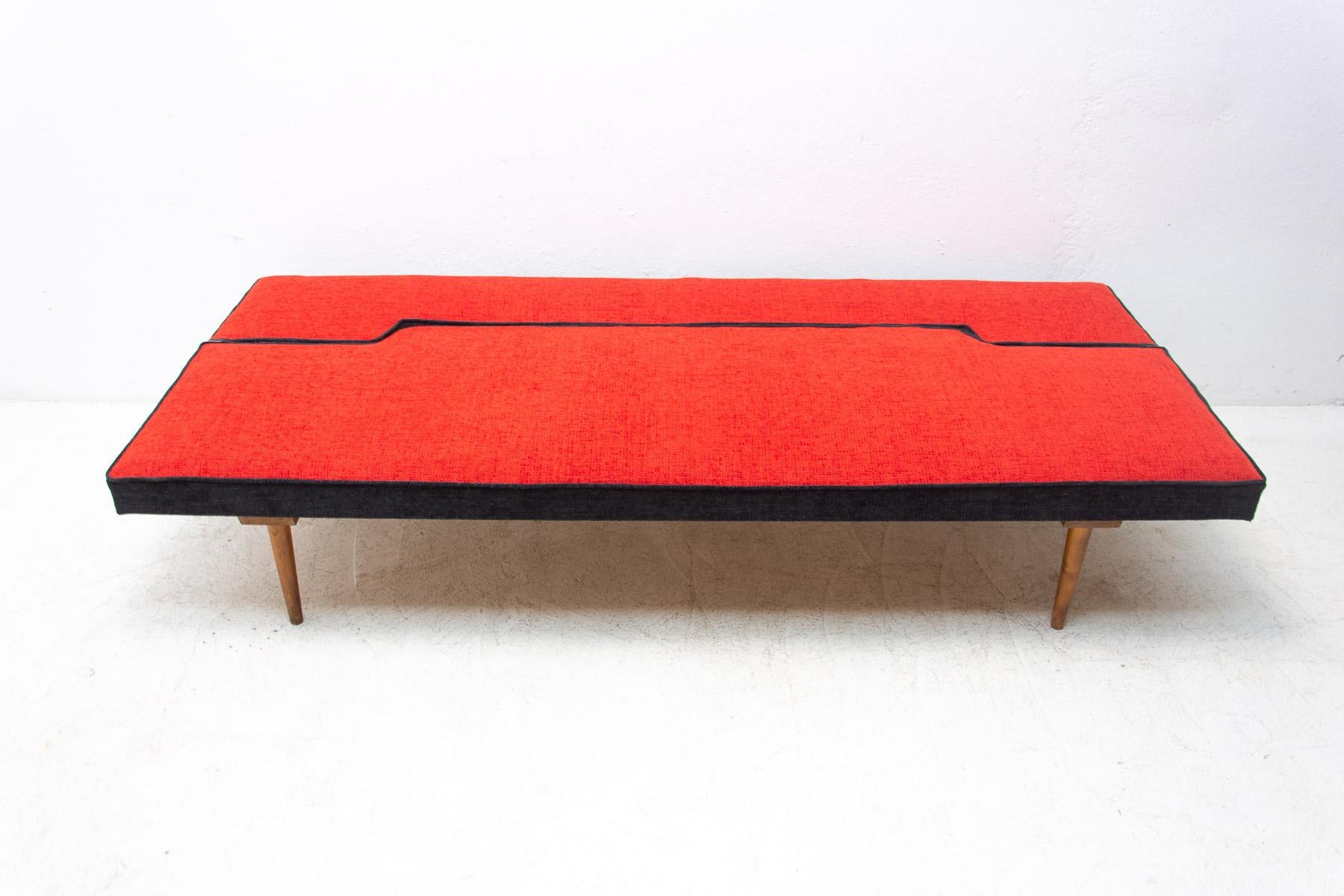 Reupholstered Folding Daybed by Miroslav Navrátil, 1960's, Czechoslovakia For Sale 4
