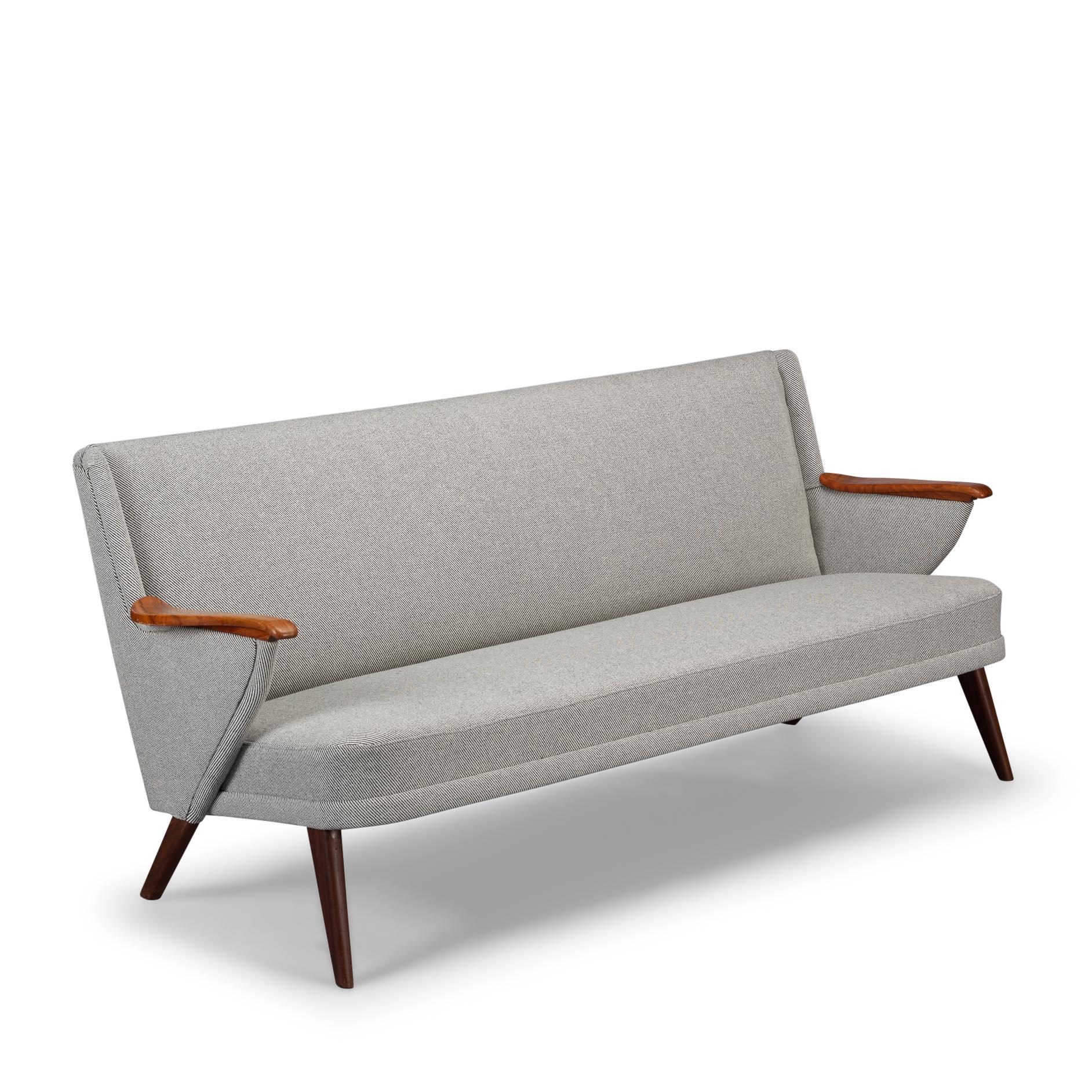Edles Johannes Andersen-Sofa für CFC Silkeborg mit neuem Bezug. Dieses Sofa ist mit De Ploeg, Bergen12/08, neu gepolstert, in voller Übereinstimmung mit der Originalpolsterung, wie sie von Andersen entworfen wurde. Dieses Sofa hat einen geräumigen